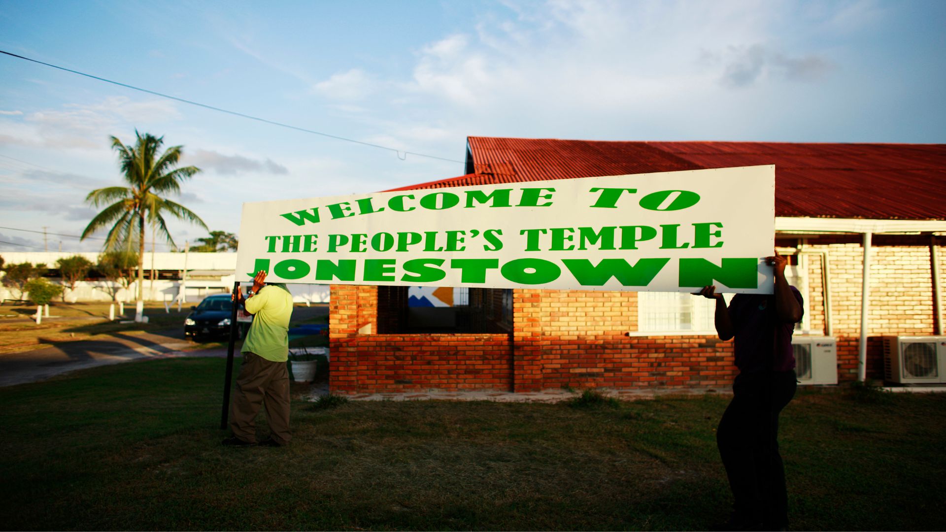 Placa para marcar o local do Templo do Povo e Jonestown, Guiana, local do suicídio em massa de Jim Jones, onde mais de 900 pessoas morreram, no evento conhecido como massacre de Jonestown