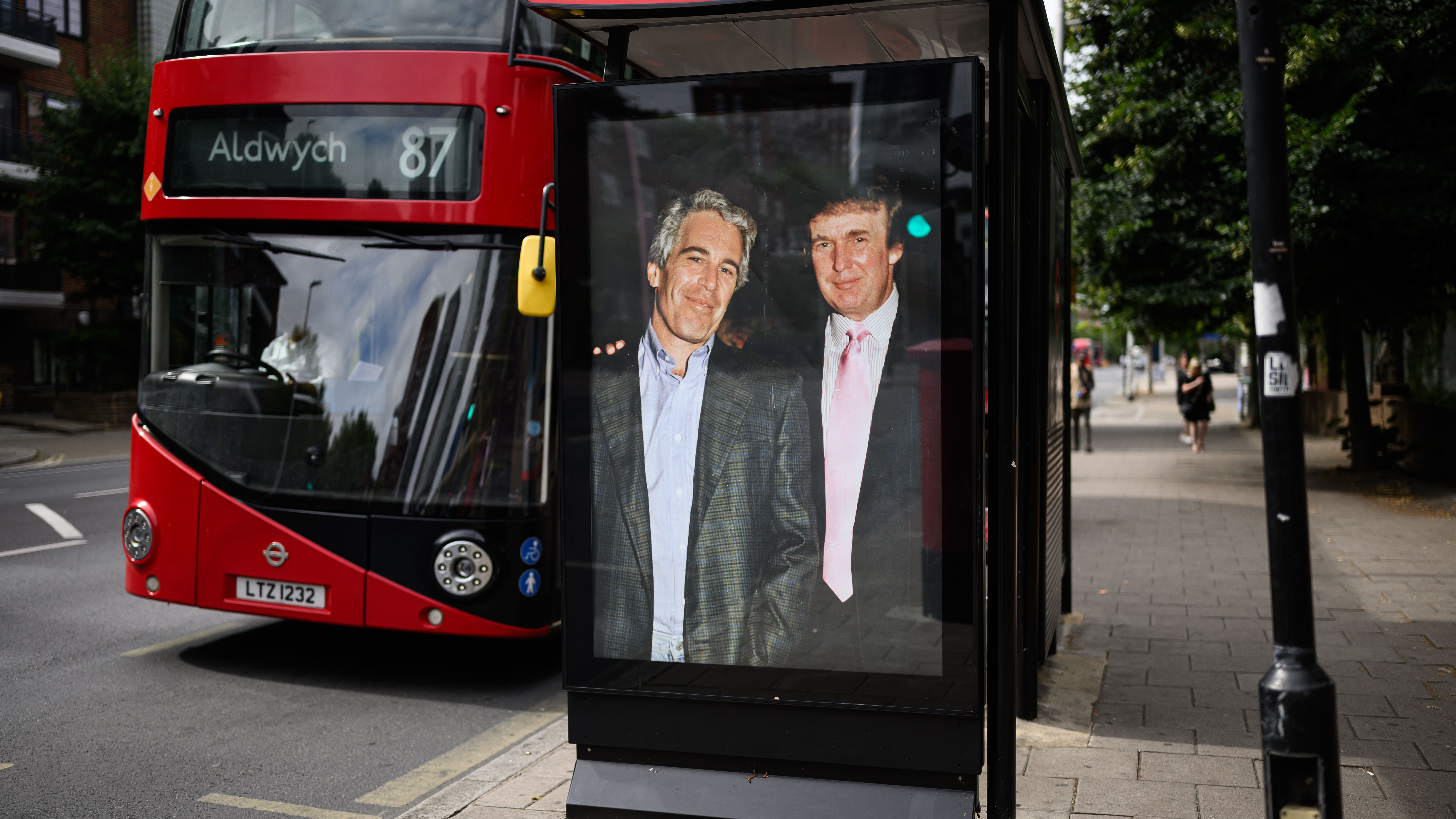 Foto de Donald Trump e Jeffrey Epstein é colocada em ponto de ônibus de Londres (Foto: Leon Neal/Getty Images)