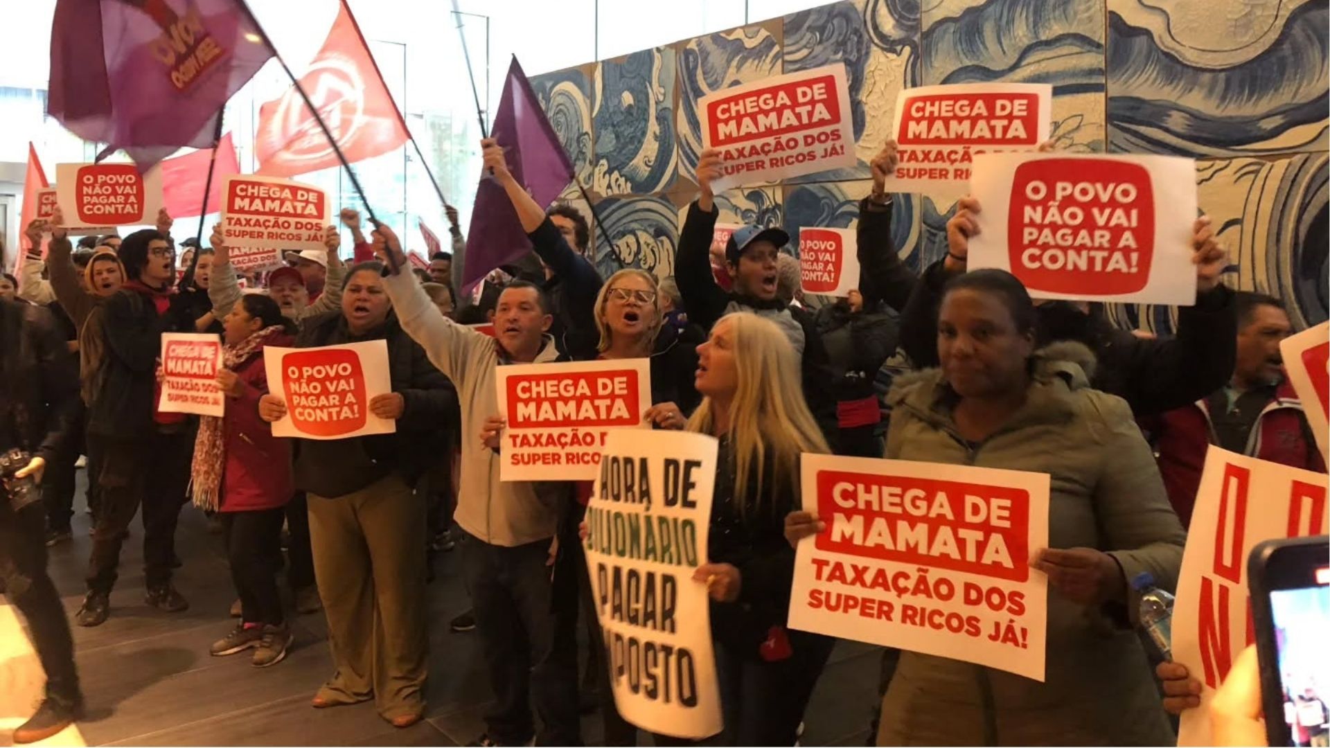 Protesto na sede do Itaú, na Avenida Faria Lima, zona oeste de São Paulo (Foto: Reprodução)