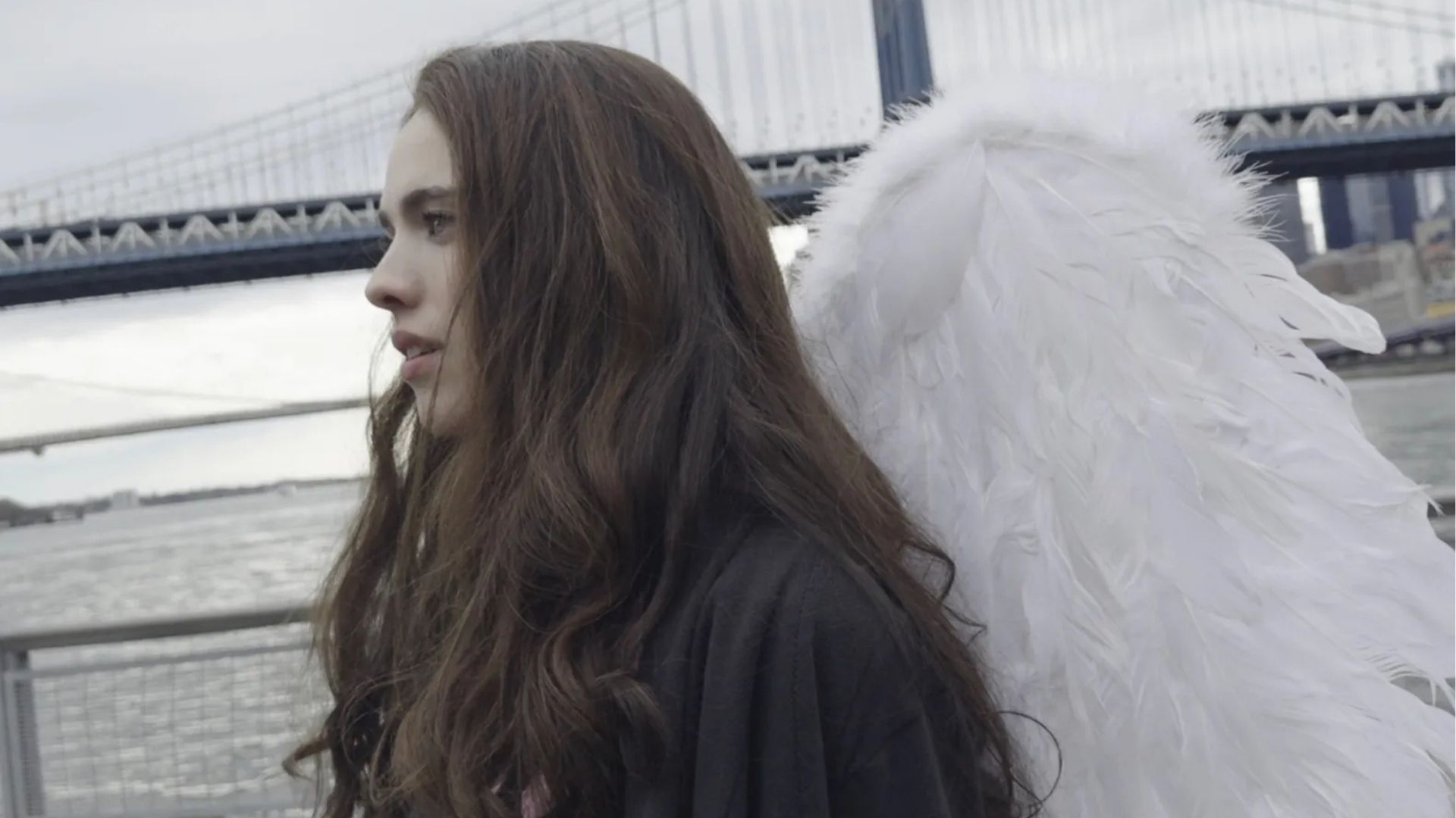 Margaret Qualley como Lace Manhattan (Foto: Reprodução/Youtube)