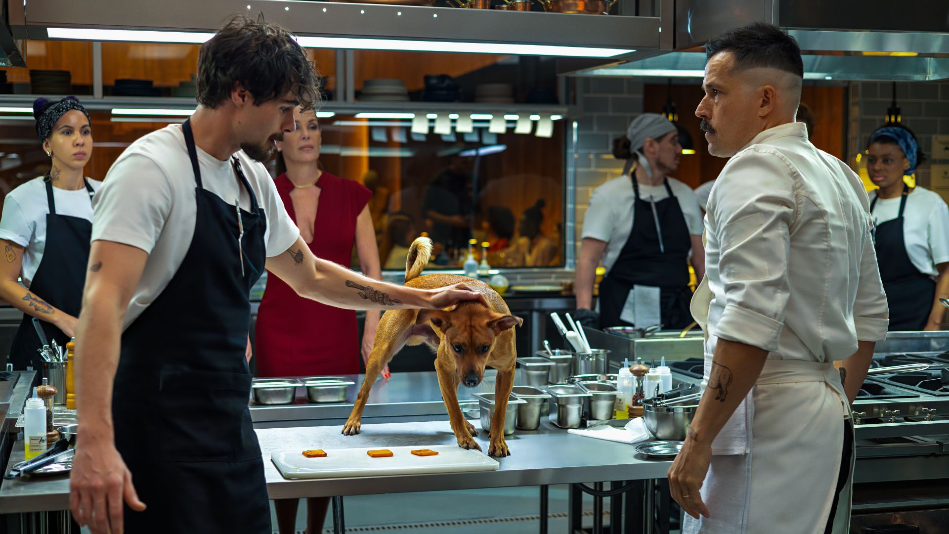 Netflix revela primeiras imagens e pôster do filme 