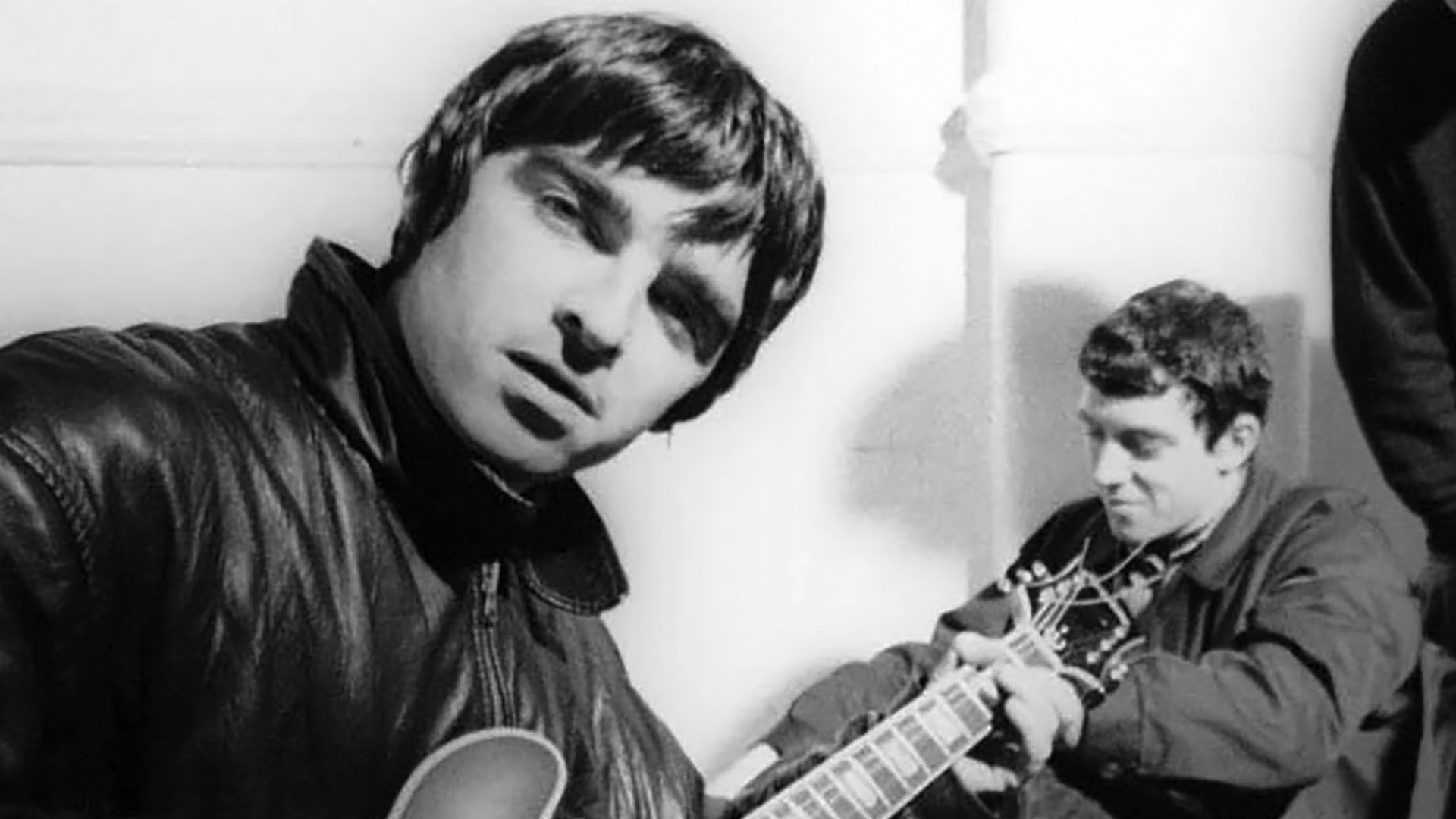 Noel Gallagher e Tony McCarroll, do Oasis, em 1993