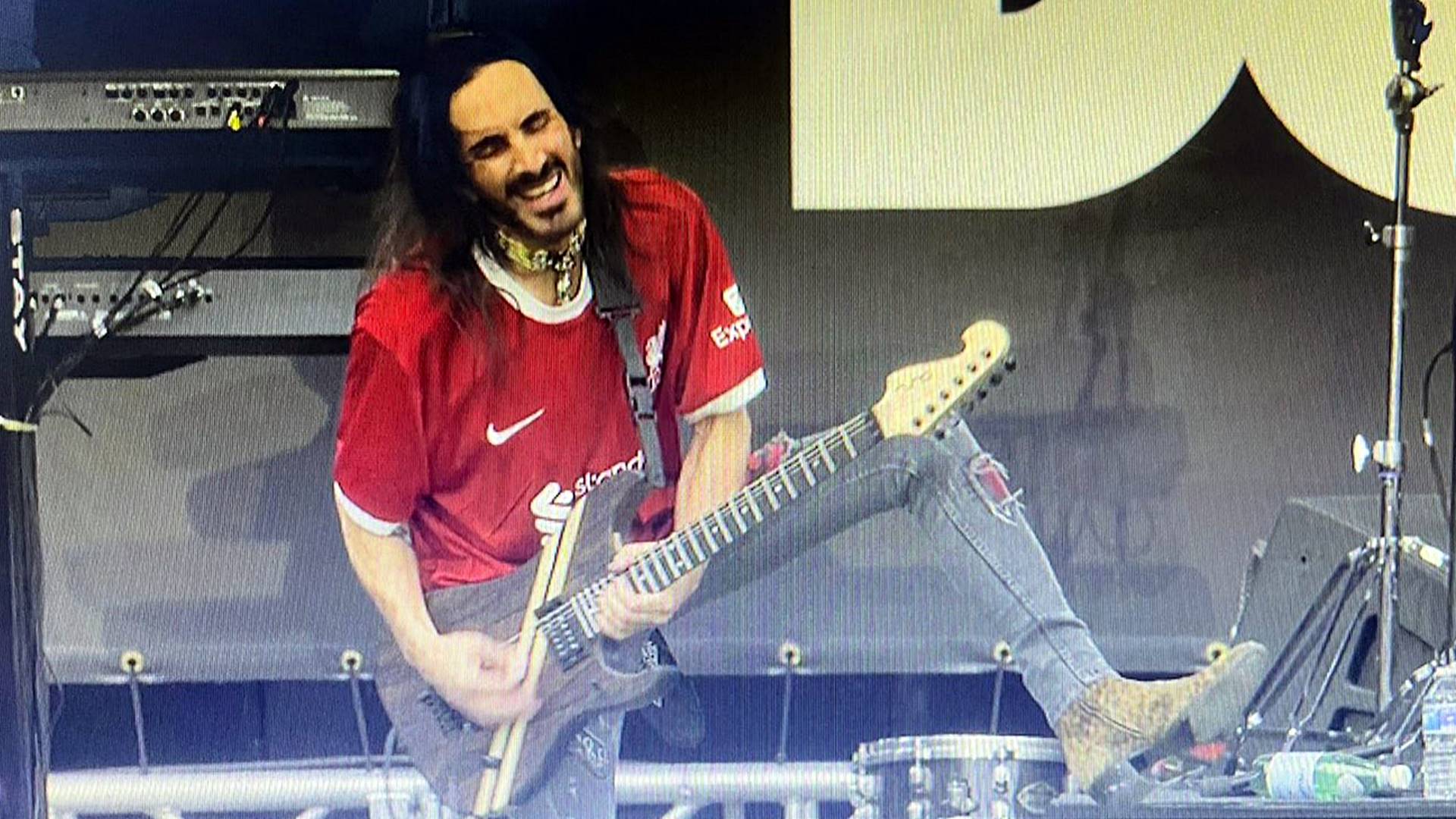 Nuno Bettencourt, do Extreme, com camiseta de Diogo Jota