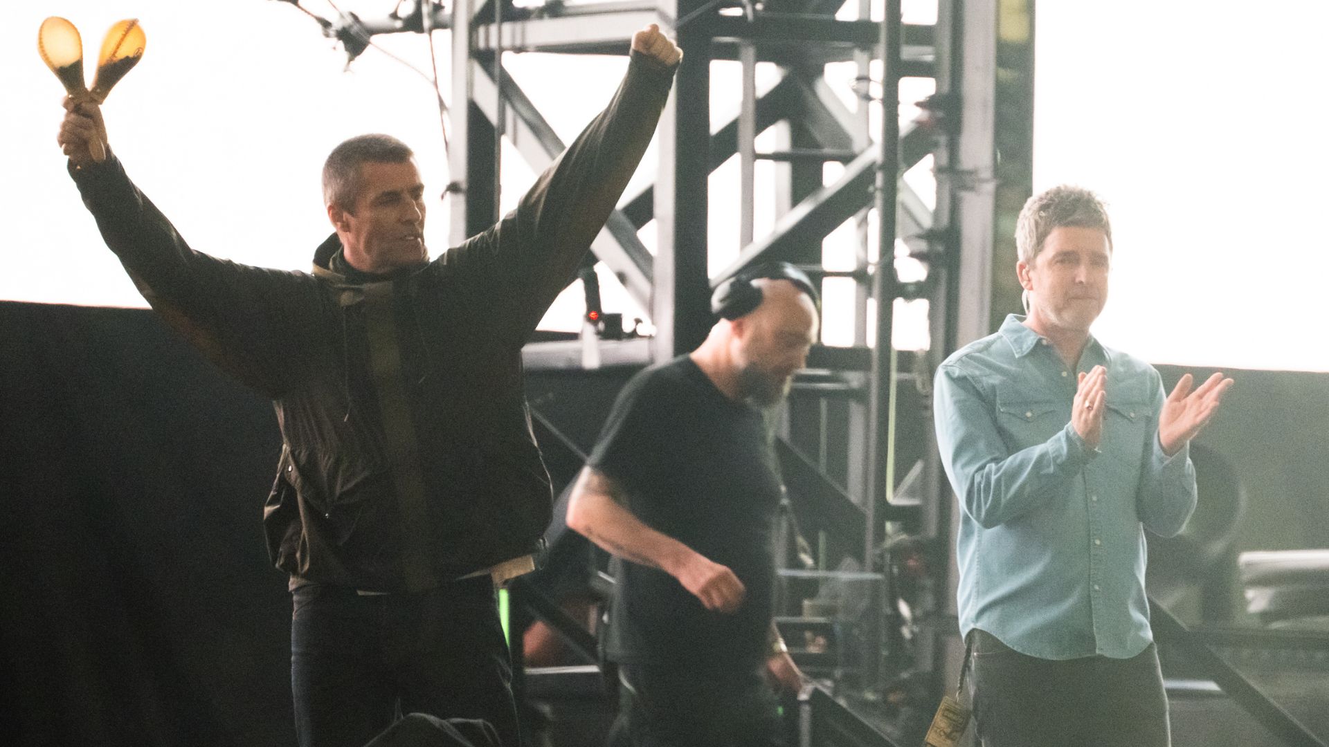 Liam e Noel Gallagher no primeiro show do Oasis após 16 anos