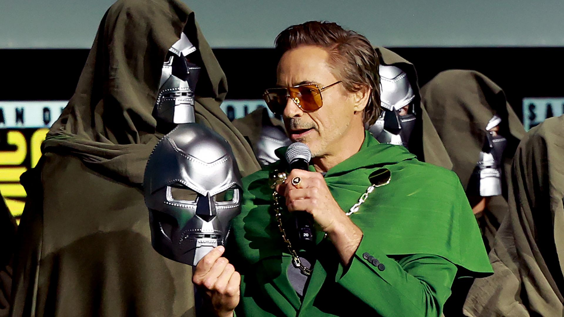 O Doutor Destino, vivido por Robert Downey Jr., aparece em Quarteto Fantástico: Primeiros Passos?