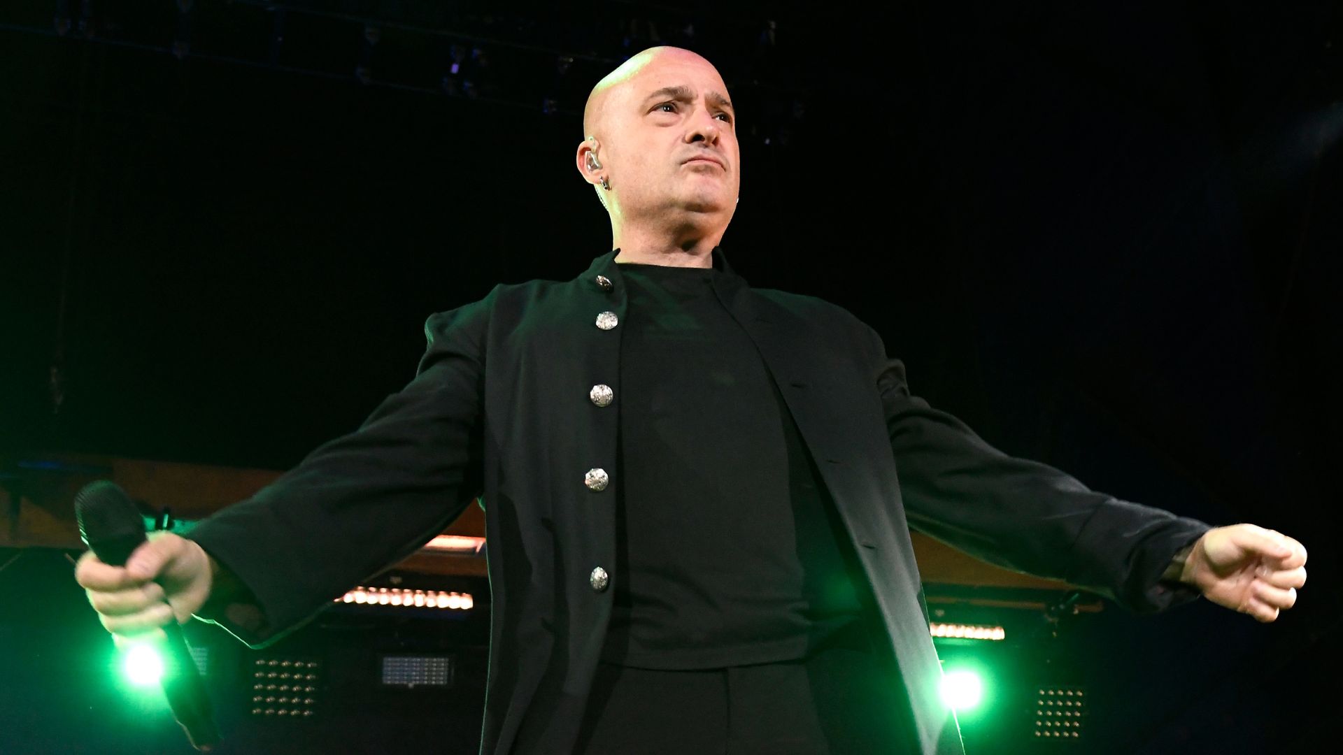 David Draiman é conhecido por integrar as bandas Disturbed e Device