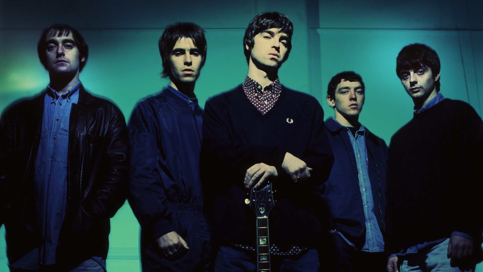 Oasis em 1993 (E-D): Paul Arthurs (Bonehead), Liam Gallagher, Noel Gallagher, Tony McCarroll e Paul McGuigan