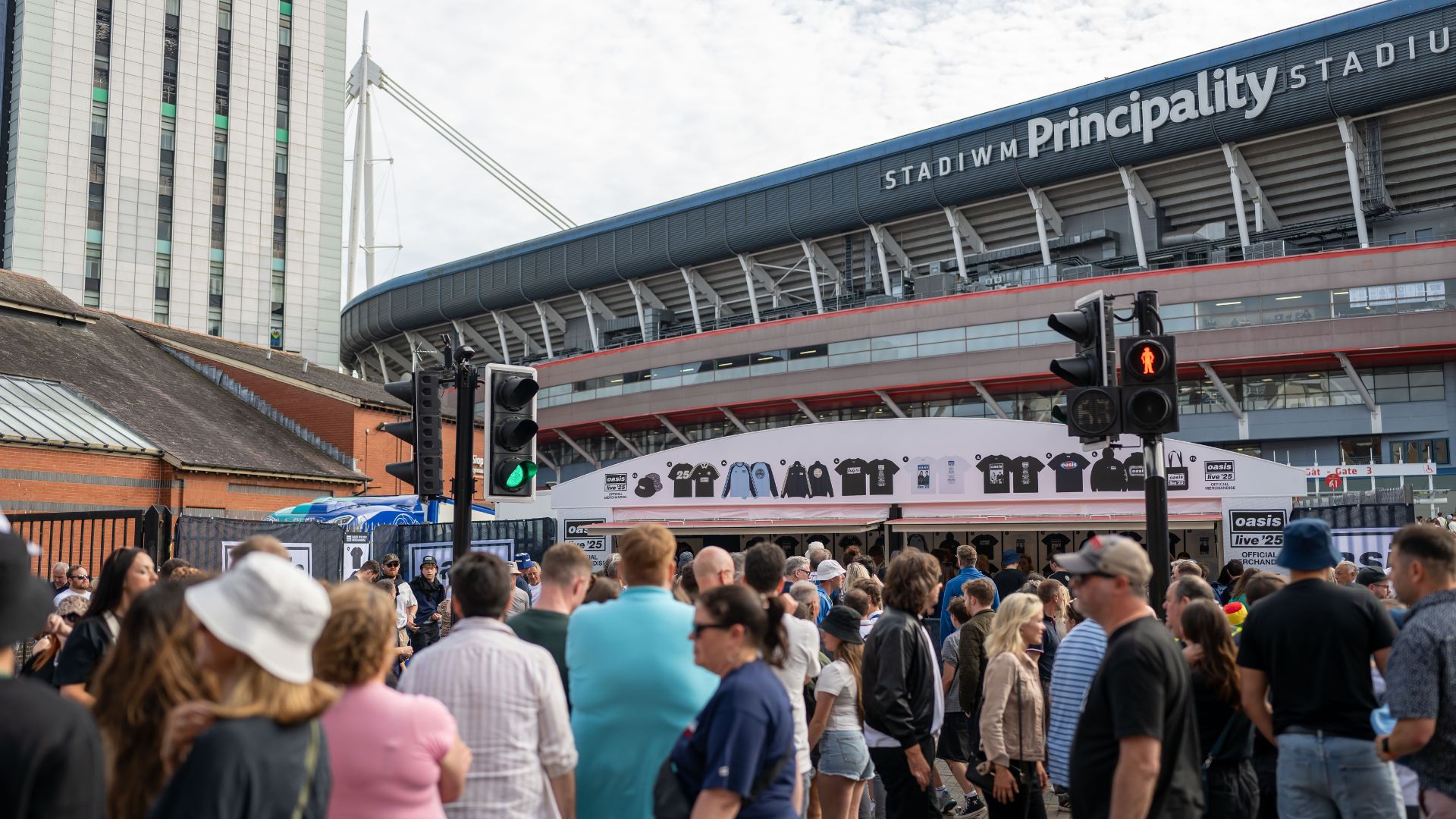 Fãs do Oasis comparecem à noite de abertura da turnê Oasis Live '25