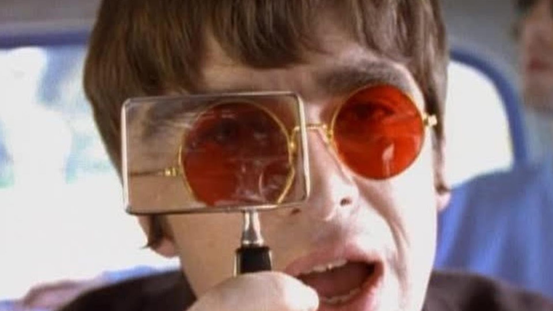 Noel Gallagher no clipe de "Don't Look Back in Anger", do Oasis