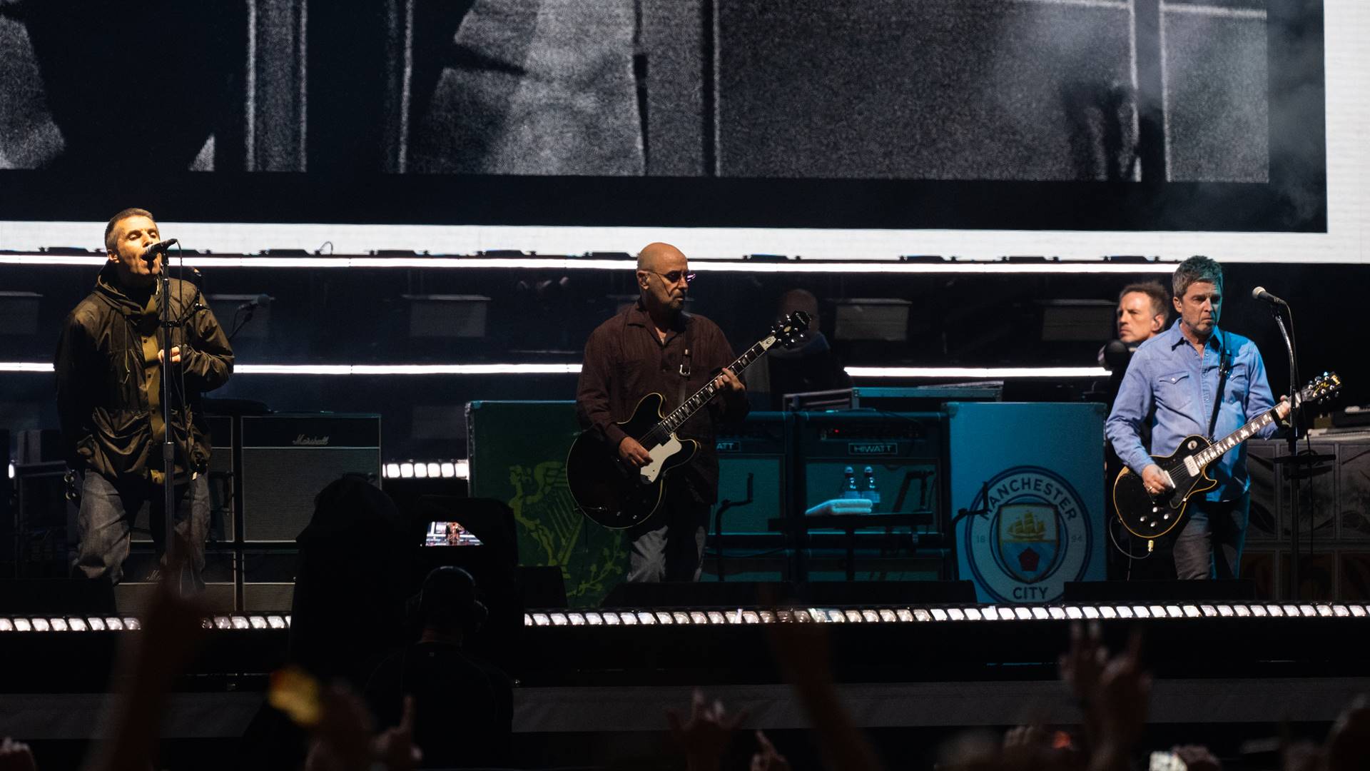 Oasis durante show de reunião no País de Gales