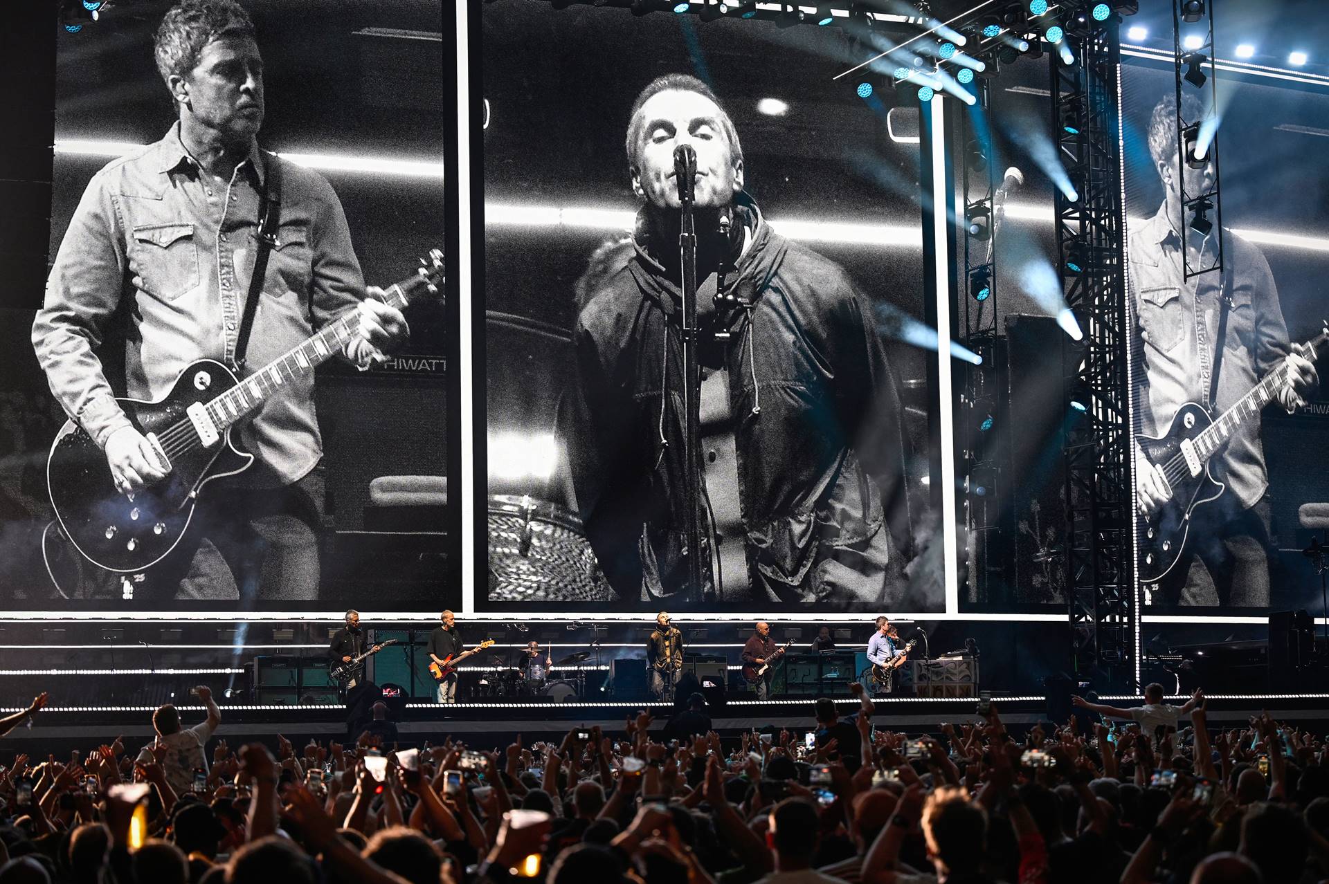 Oasis durante show de reunião no País de Gales