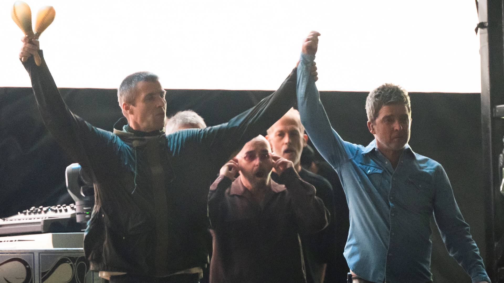 Liam e Noel Gallagher no primeiro show da volta do Oasis