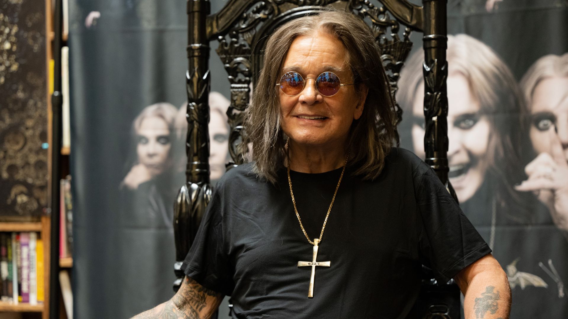 Ozzy Osbourne autografando cópias do seu álbum, 2022