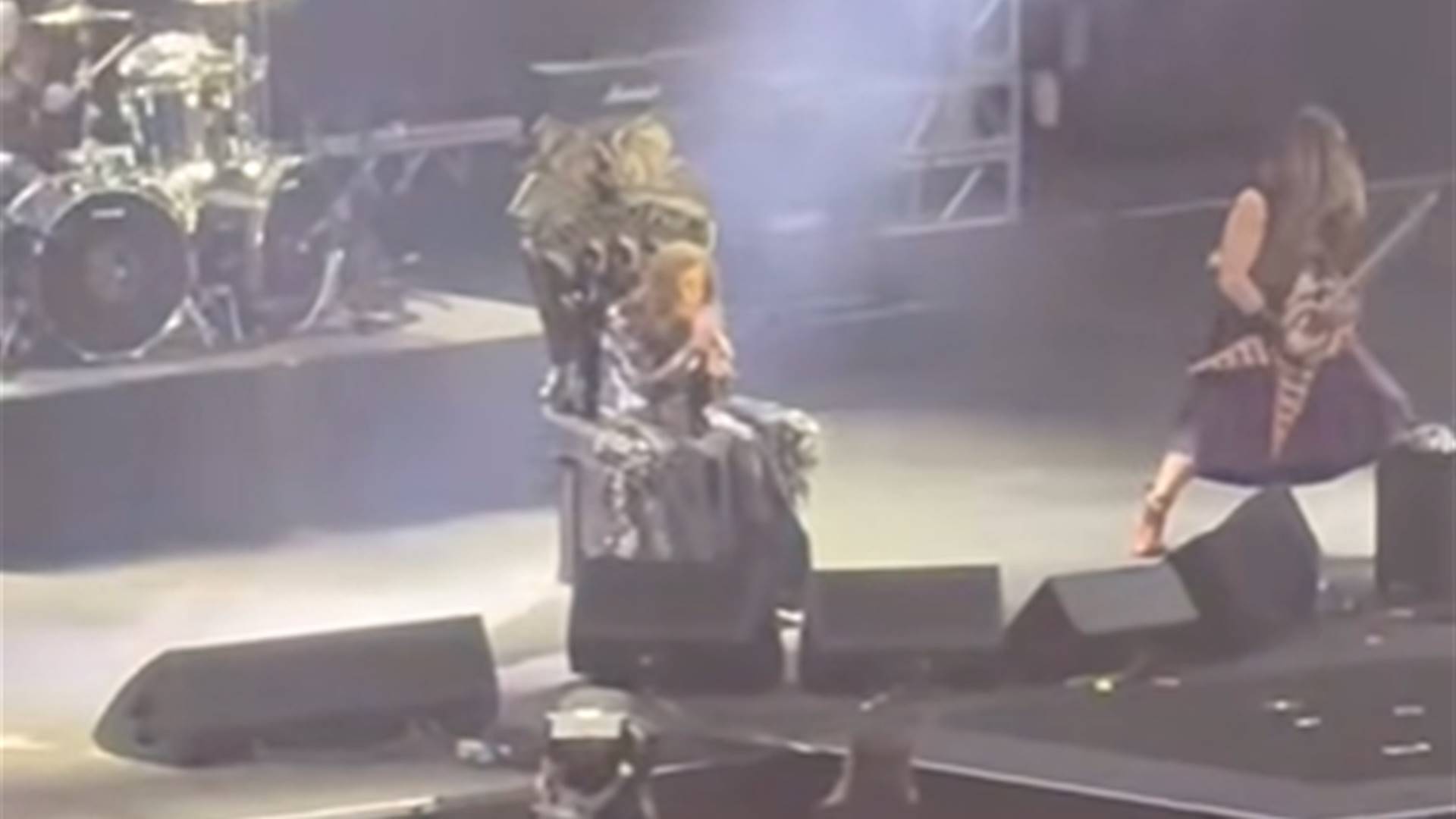 Sentado em trono, Ozzy Osbourne surgiu por baixo do palco para show de despedida