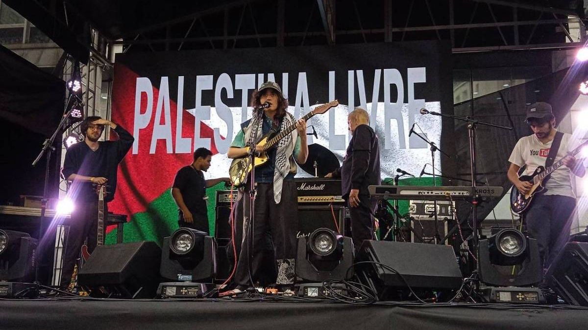 Sophia Chablau e Uma Enorme Perda de Tempo exibe imagem pró-Palestina durante show (Foto: Reprodução)