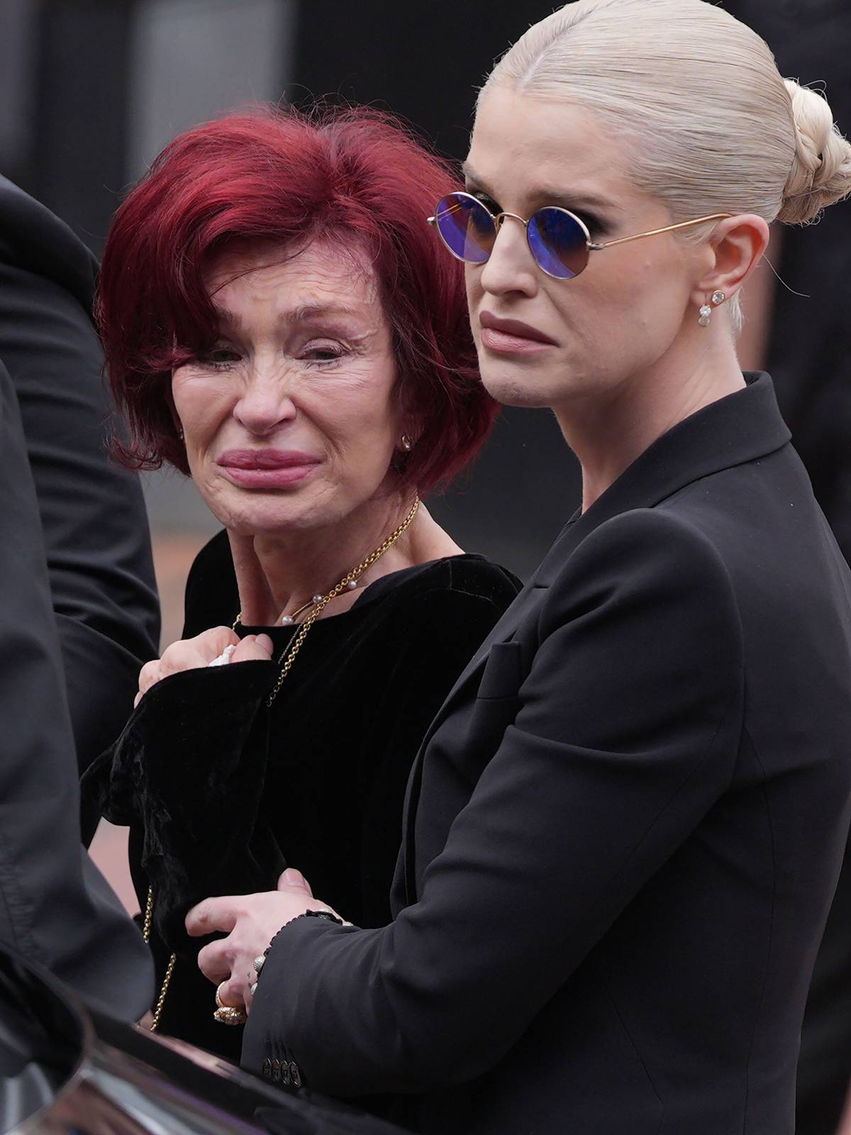 Sharon e Kelly Osbourne no cortejo fúnebre de Ozzy