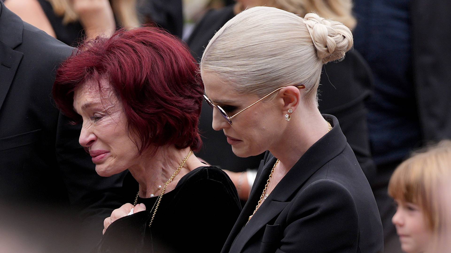 Sharon e Kelly Osbourne no cortejo fúnebre de Ozzy