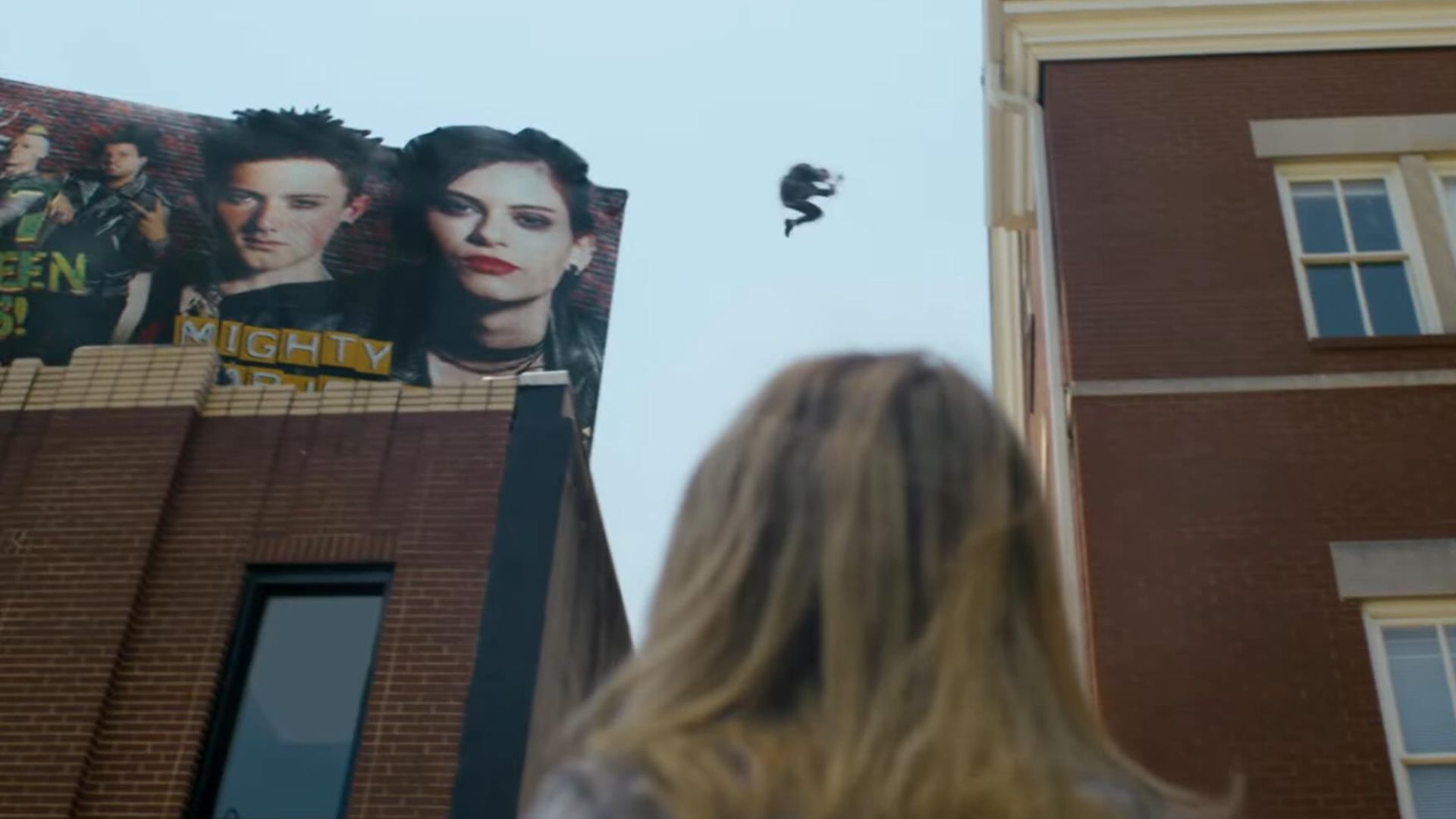 Um pôster da banda The Mighty Crabjoys aparece em um outdoor no trailer da 2ª temporada de Pacificador (Foto: Reprodução/HBO Max)