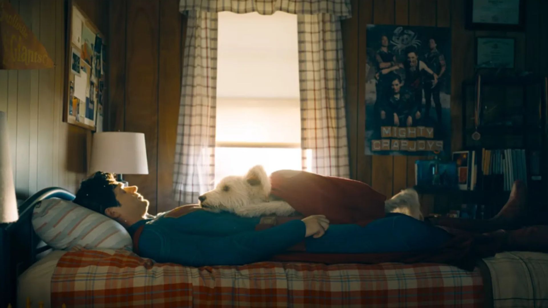 A banda The Mighty Crabjoys é a favorita do Superman, que até tem um pôster deles em seu quarto (Foto: Reprodução/Warner Bros. Pictures)