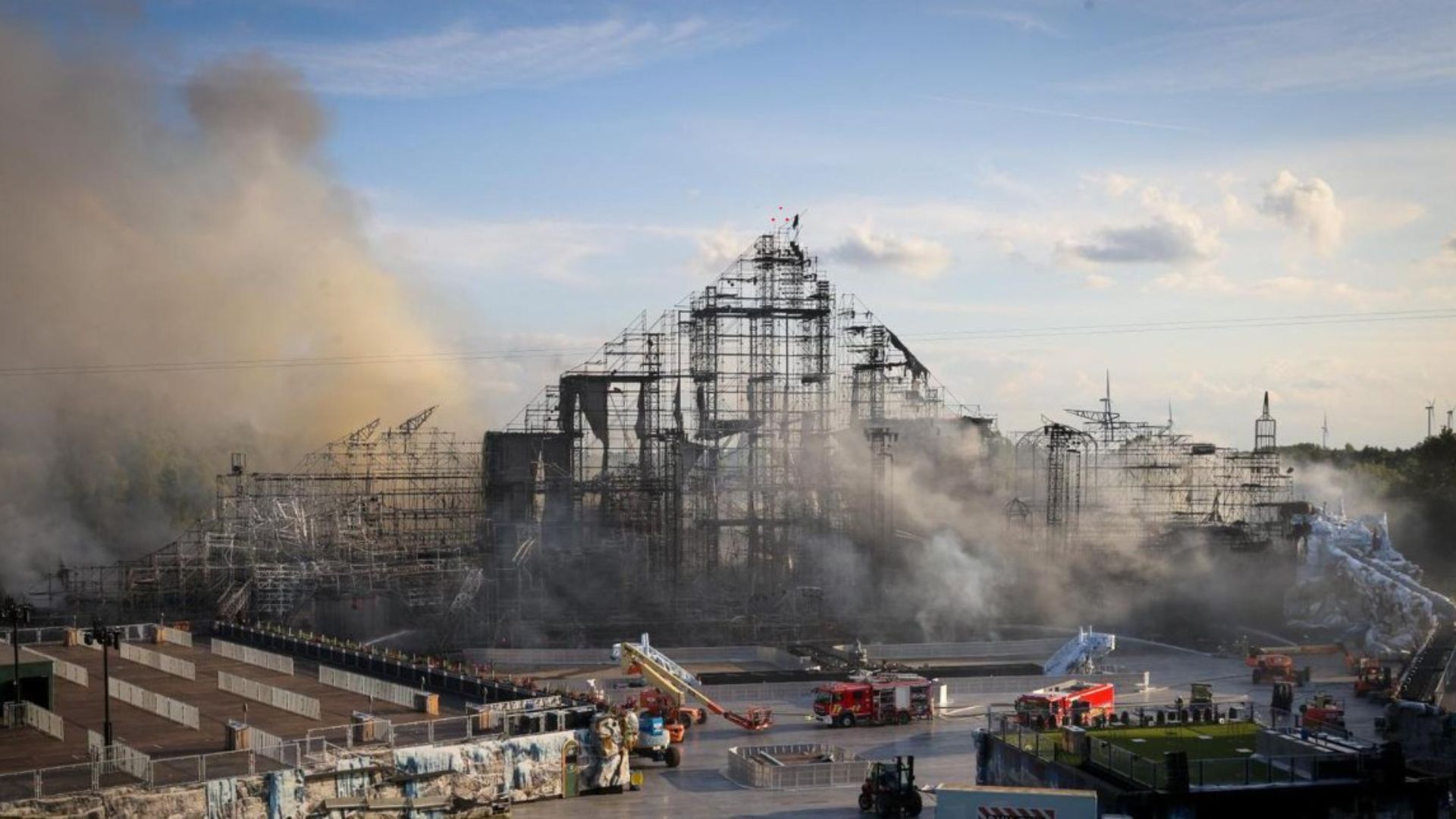 Palco Orbyz, do festival Tomorrowland 2025 na Bélgica, após pegar fogo