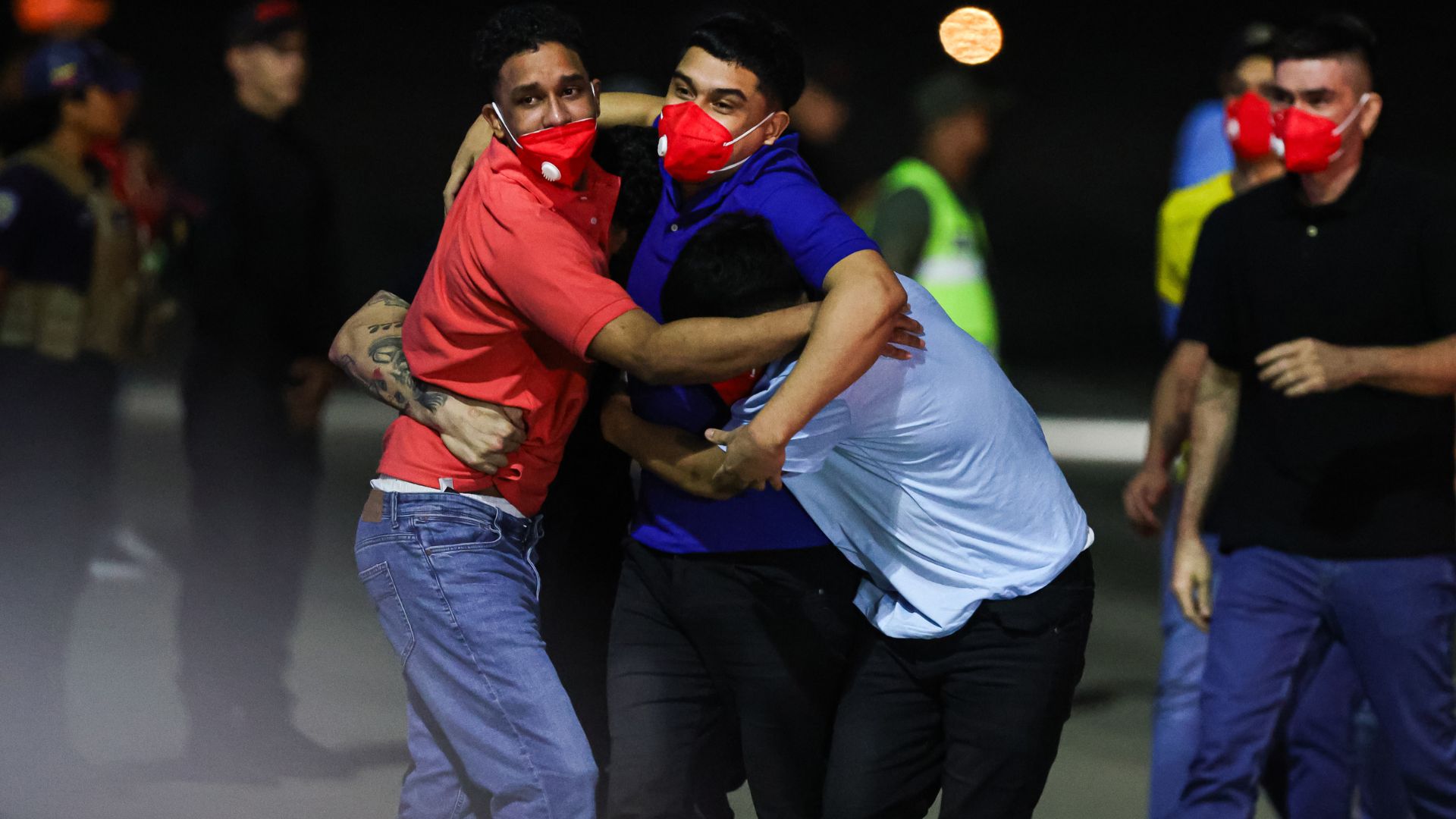 Venezuelanos detidos chegam a Caracas depois de serem presos em El Salvador