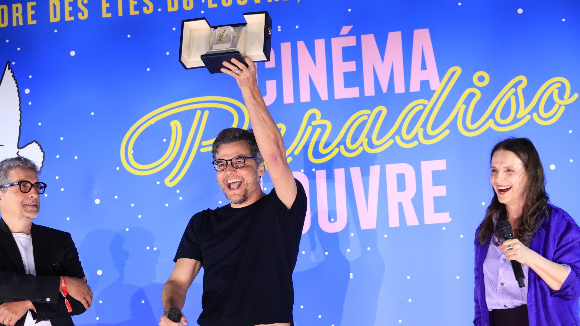 Wagner Moura recebe prêmio de Melhor Ator de Cannes durante evento em Paris