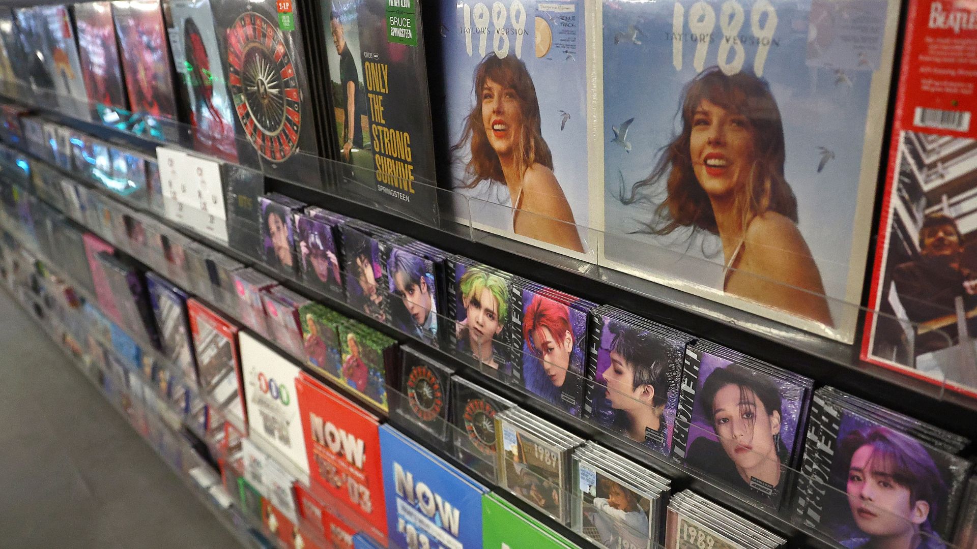 Discos de vinil e CDs à venda na loja HMV, na Oxford Street, em 28 de dezembro de 2023, em Londres, Inglaterra