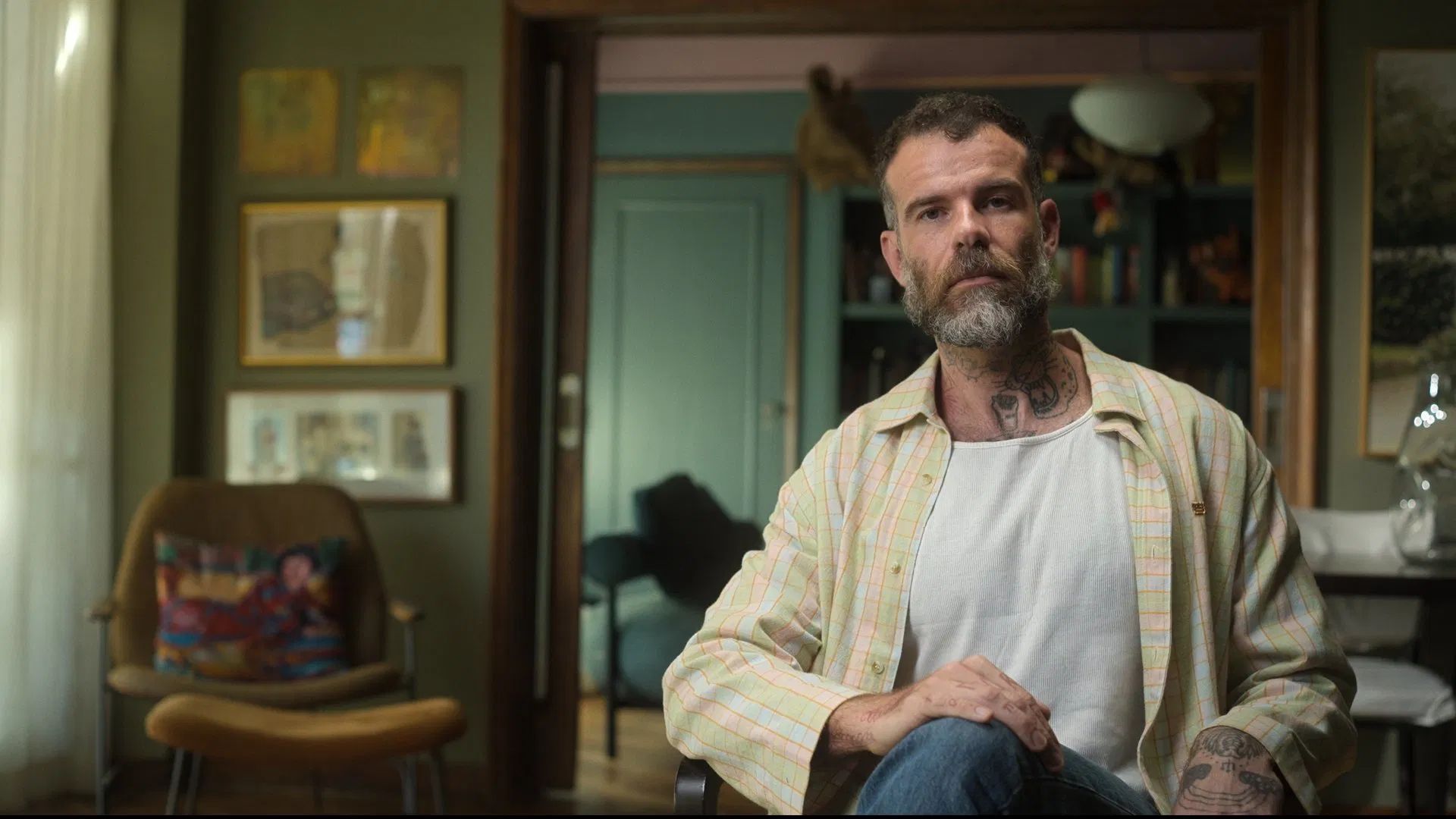 Série 'A Mulher da Casa Abandonada' é história diferente dentro do mesmo caso, explica Chico Felitti