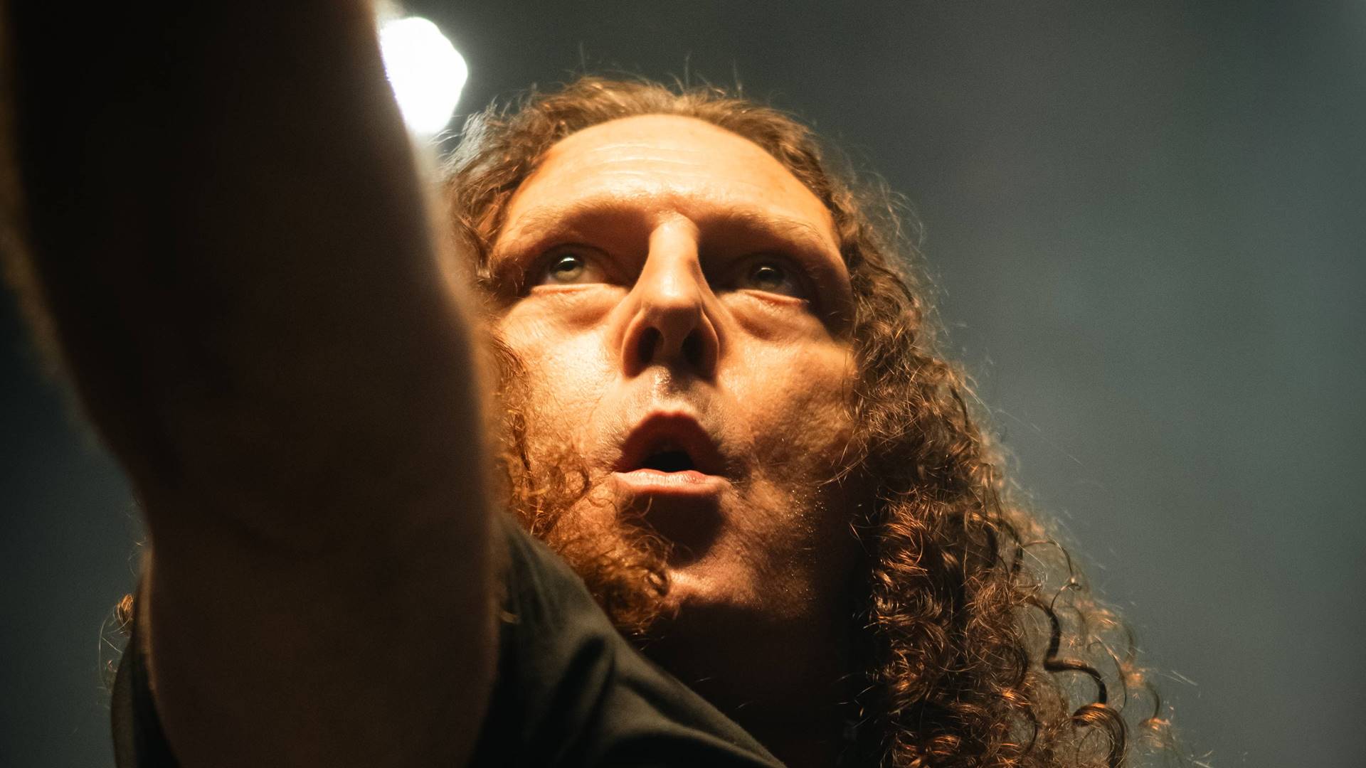 O vocalista Fabio Lione durante show do Angra em São Paulo, 2025