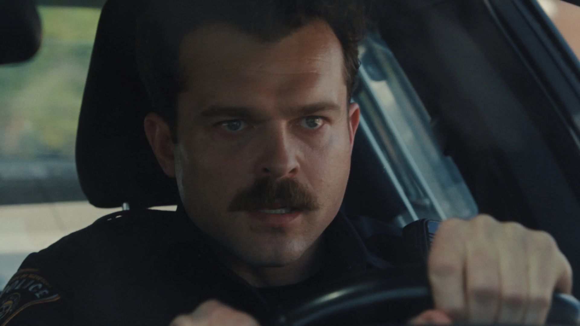 Ator não queria fazer policial com bigode em 'A Hora do Mal'; entenda o motivo