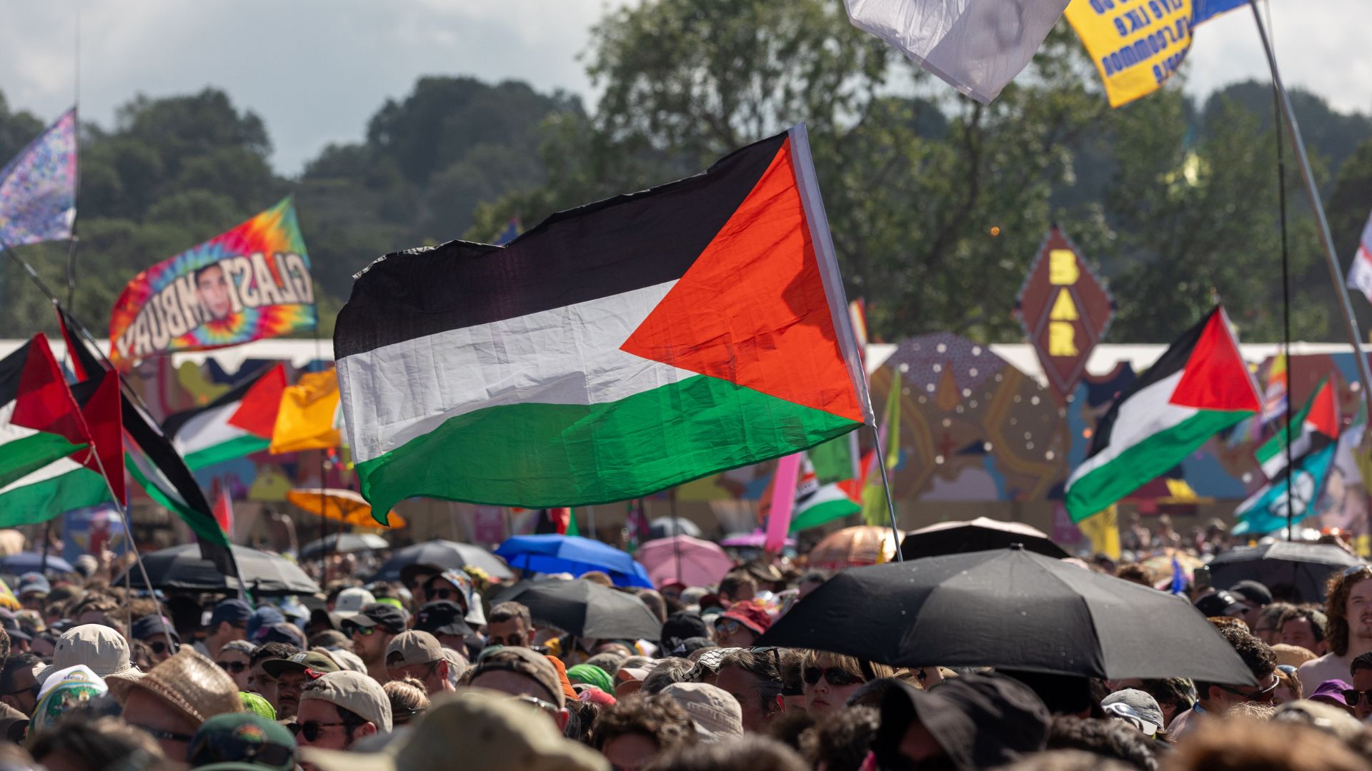 Bandeiras palestinas durante o Glastonbury Festival 2025