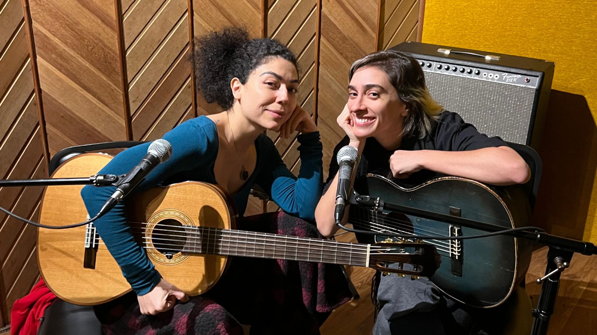 À esquerda, a cantora Vanessa Moreno; à direita, Juliane Linhares