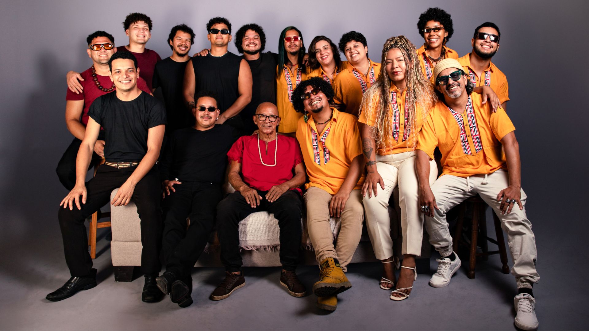 À direita, a Batucada Misteriosa; à esquerda, o Toró Açu, coletivos que fortalecem o carimbó no Festival Psica