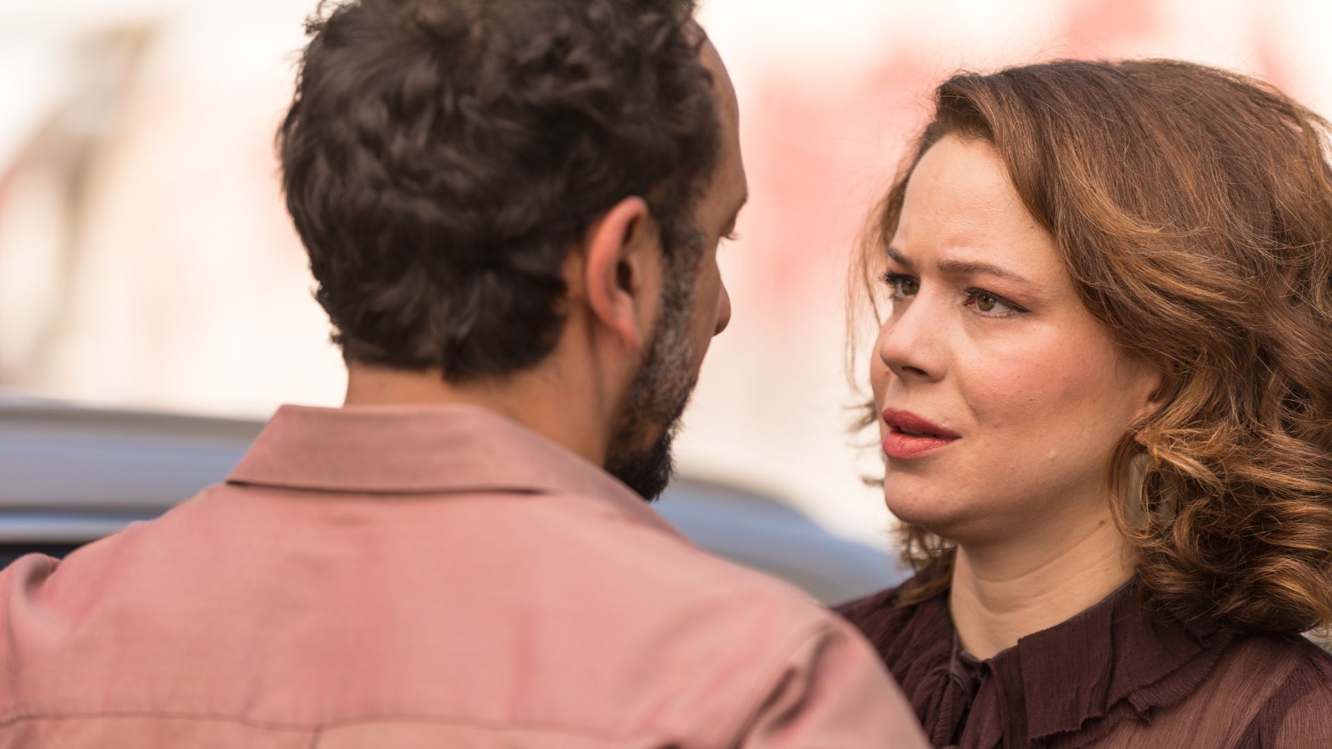 'É engraçado, trágico, tem tiro e sangue espirrando': Leandra Leal resume 'Os Enforcados'