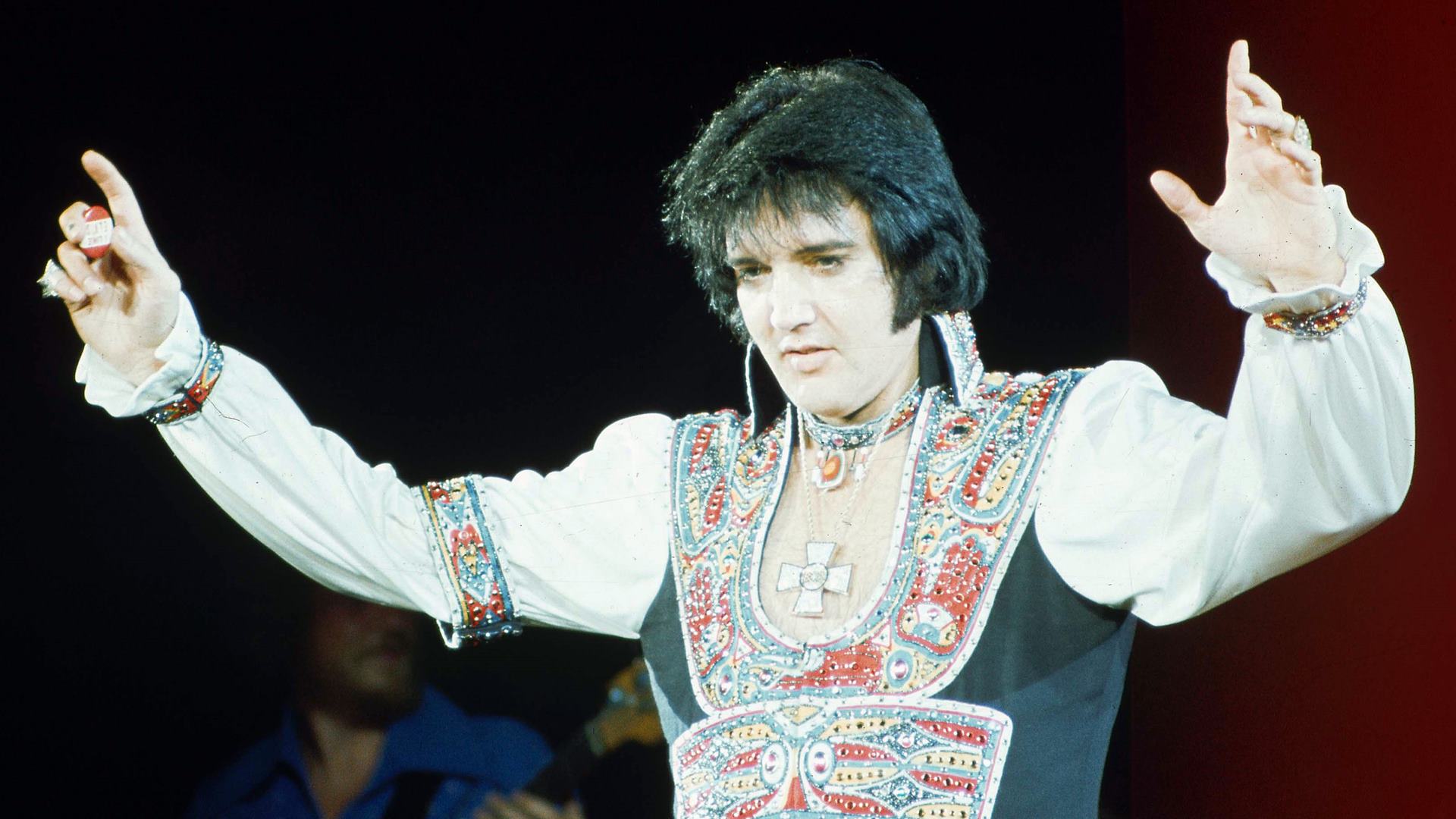 O cantor Elvis Presley em 1975