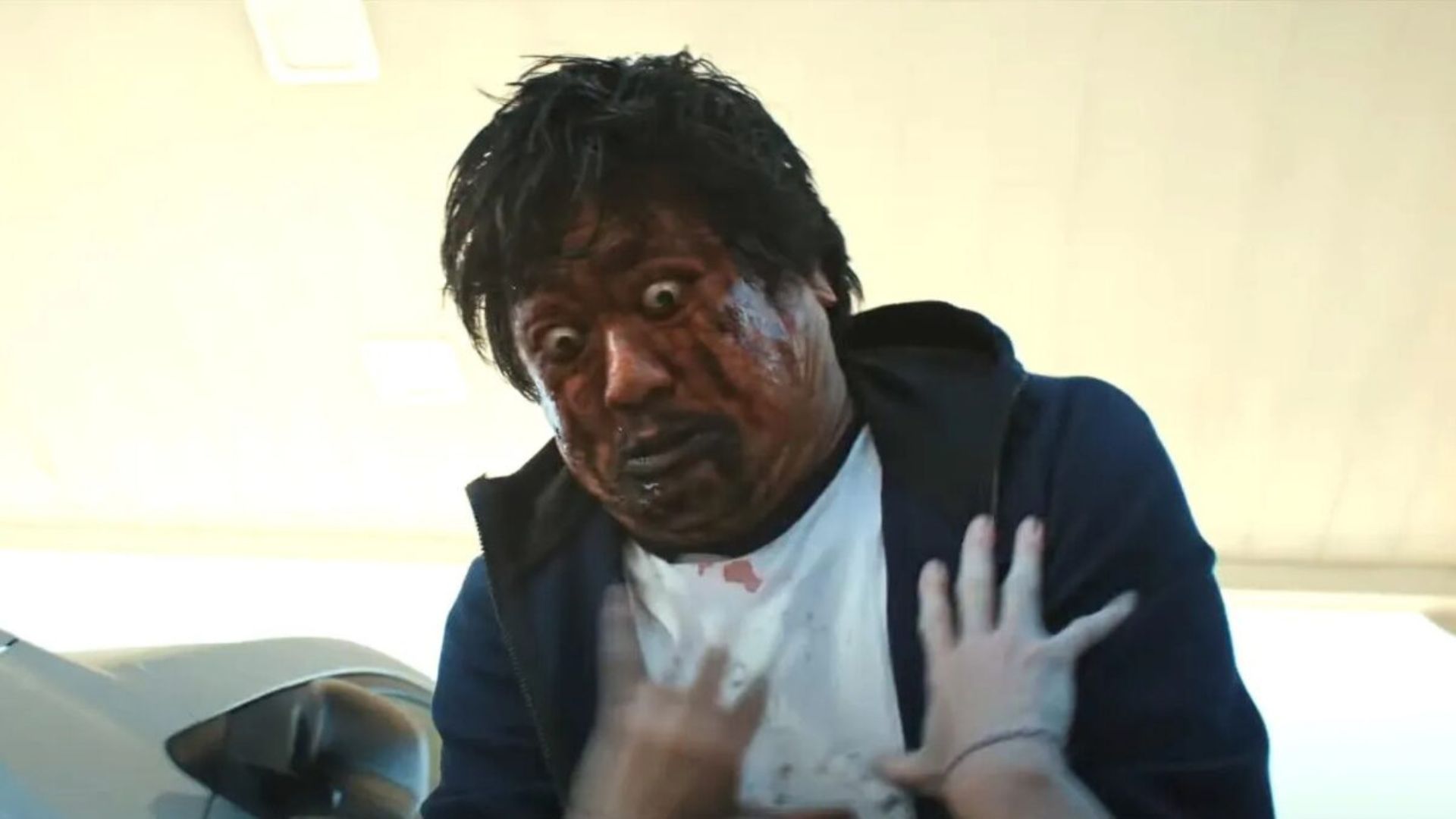 Em A Hora do Mal, o medo se materializa de maneiras inesperadas e perturbadoras; leia a crítica