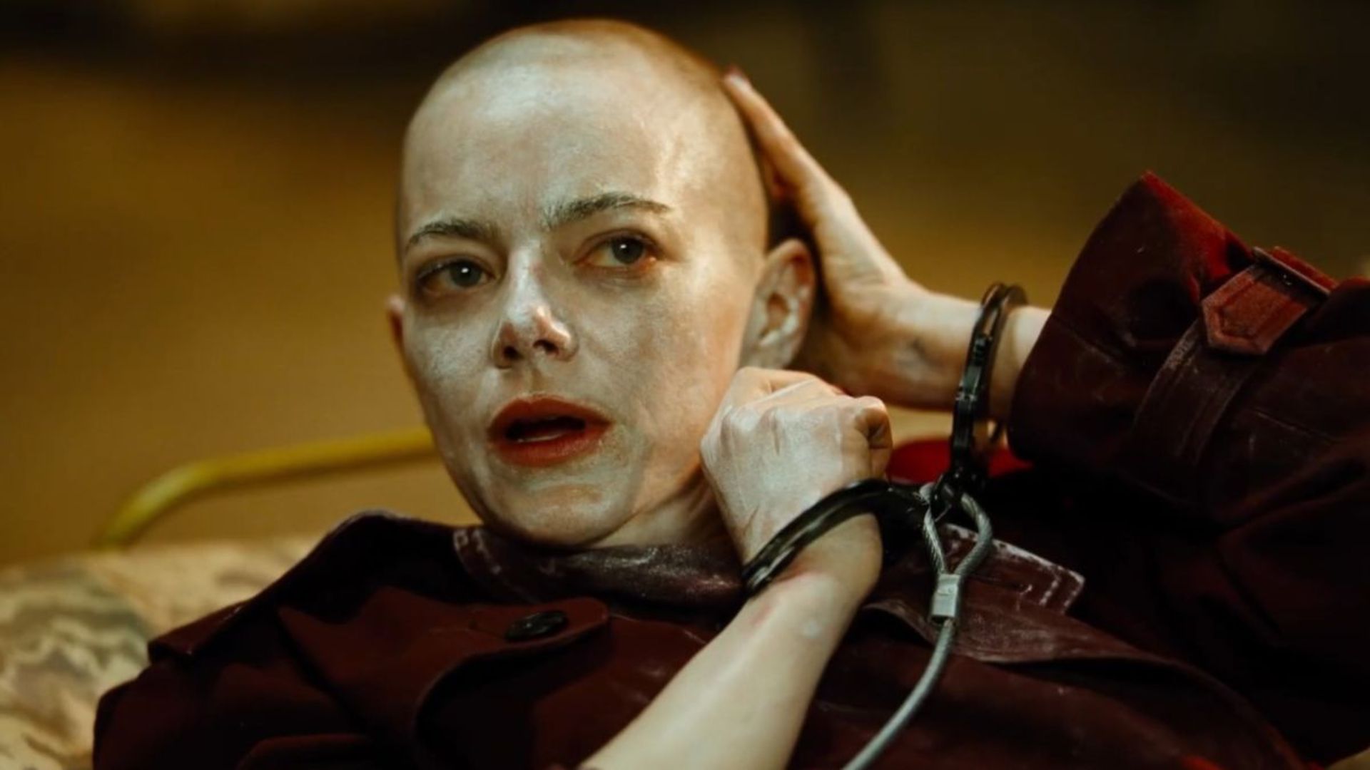 Emma Stone diz acreditar em alienígenas durante lançamento de 'Bugonia' em Veneza