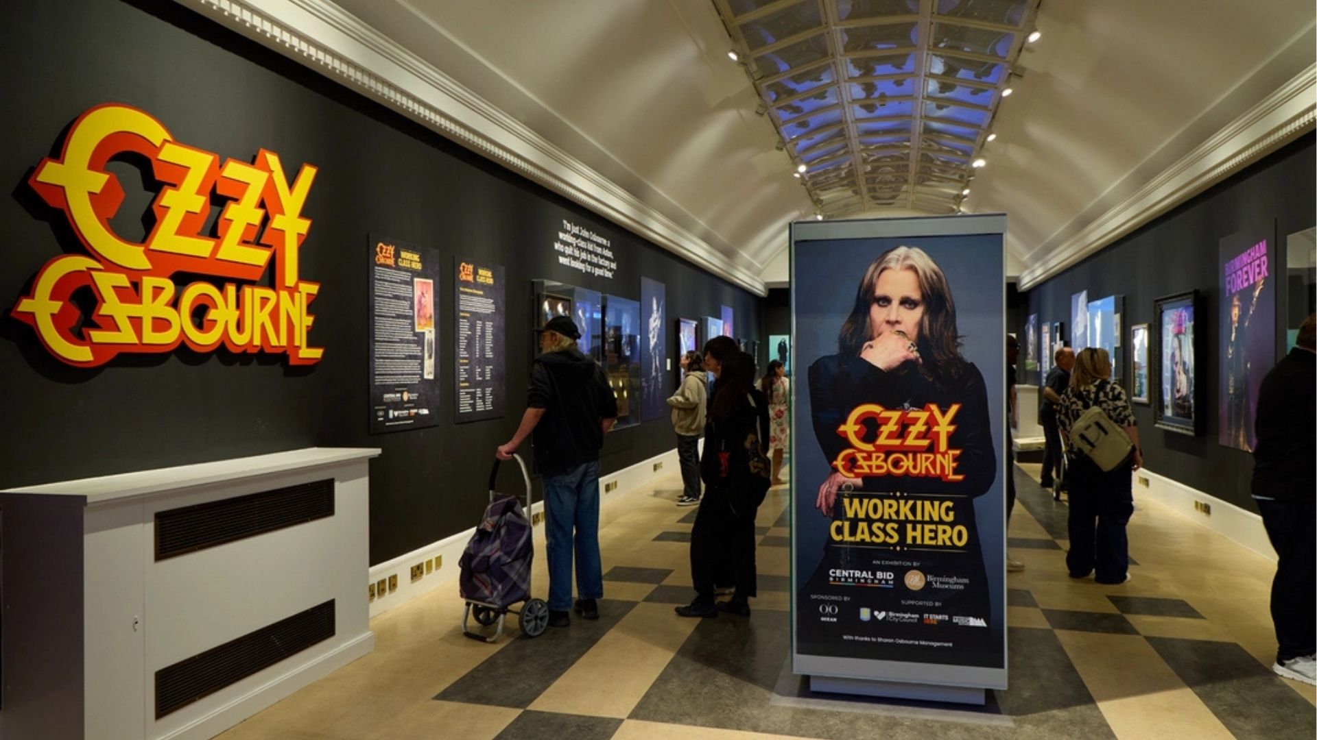 Exposição de Ozzy Osbourne no Birmingham Museum & Art Gallery (Foto: Reprodução)