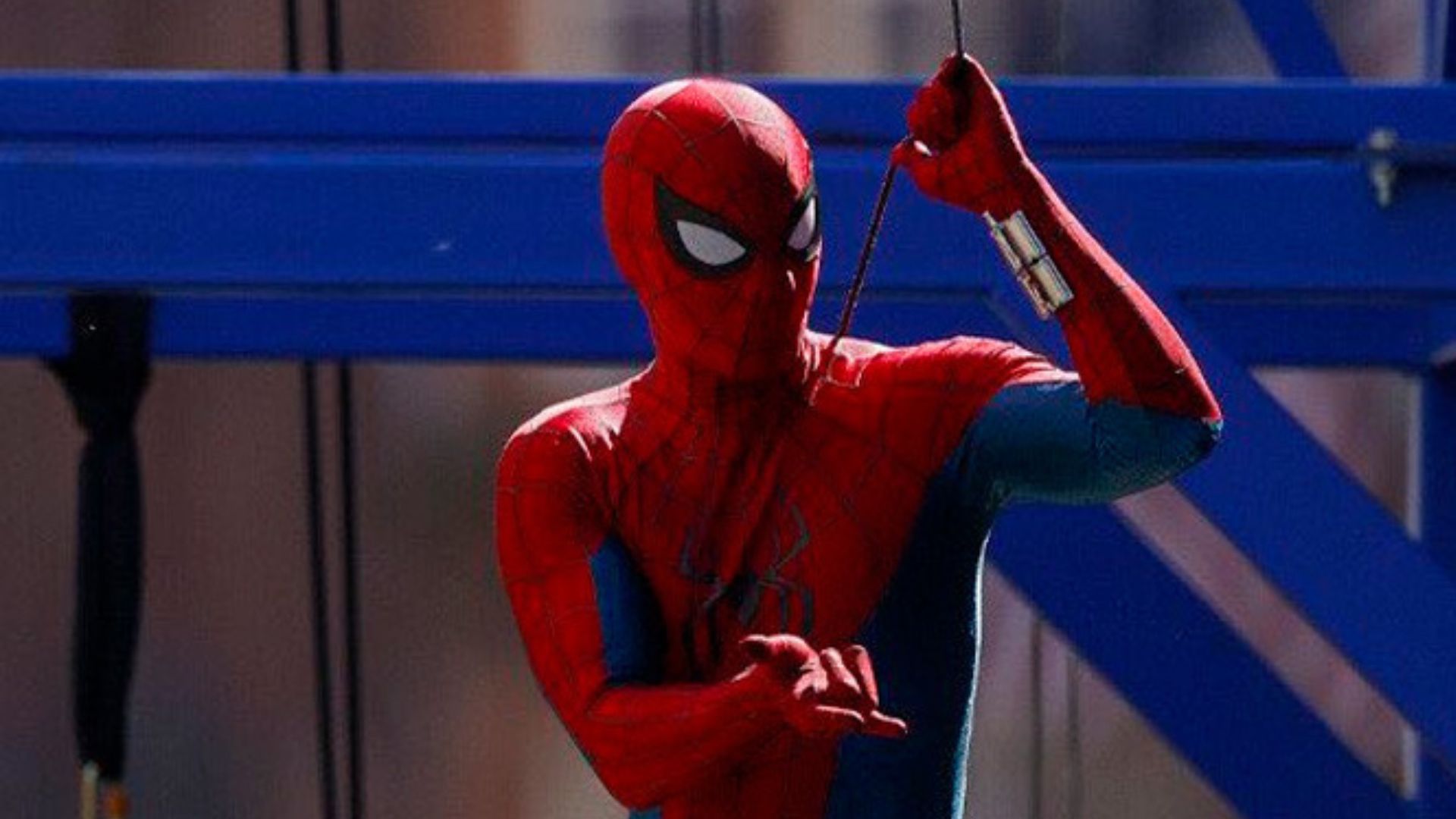 Homem-Aranha 4: Tom Holland pilota tanque e encontra fãs em vídeo de bastidores