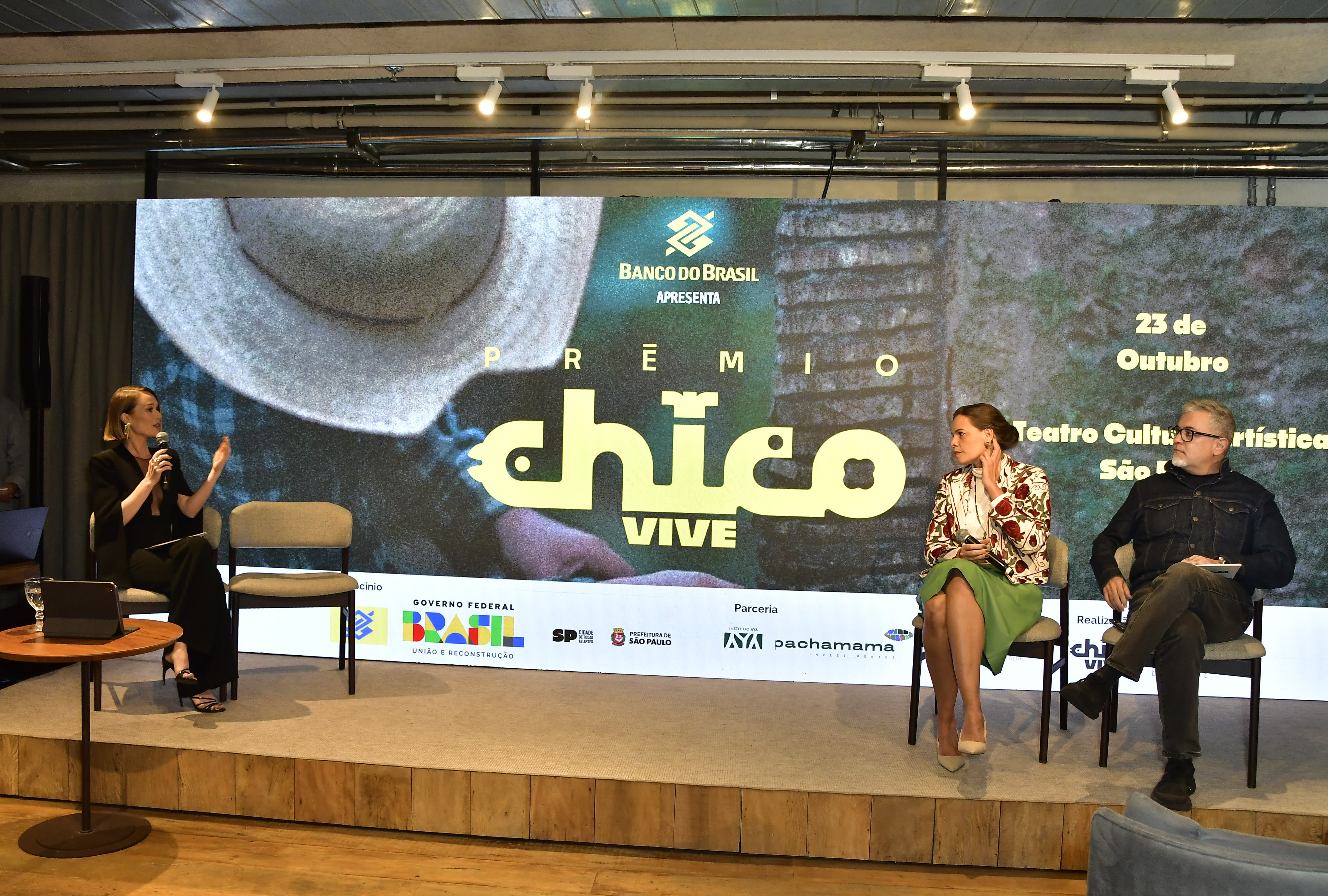 Mariana Ximenes, Joana Henning e Rafael Dragaud durante debate sobre o ecossistema de legados da Plataforma Chico Mendes (Foto: Divulgação)