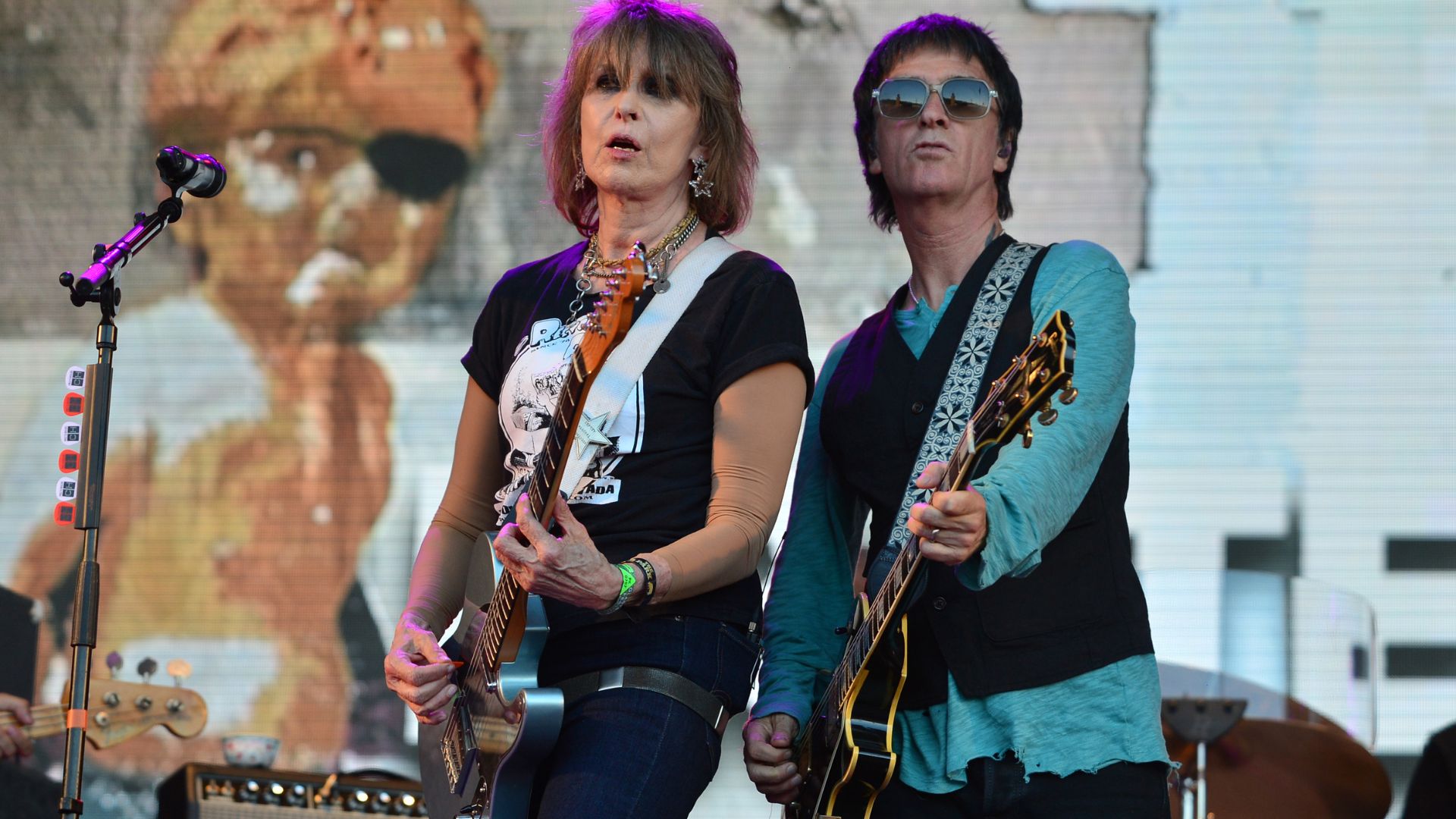 Chrissie Hynde, do Pretenders, com Johnny Marr, do Smiths, no Glastonbury 2023