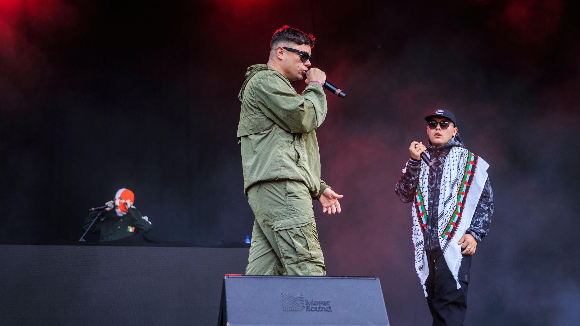 Trio irlandês Kneecap durante festival Øyafestivalen 2025