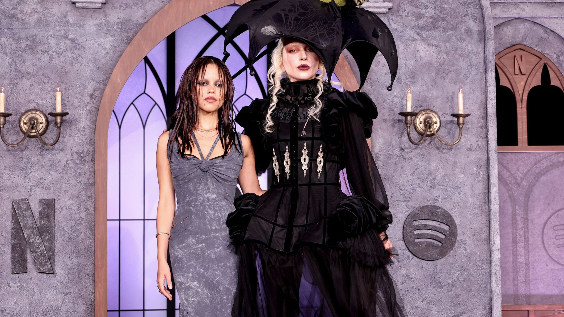 Jenna Ortega e Lady Gaga no Graveyard Gala