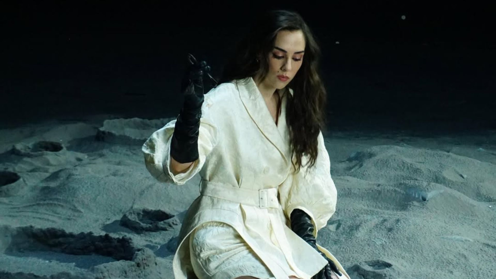 Lara divulga a capa de seu álbum de estreia, "No Mundo da Lua"