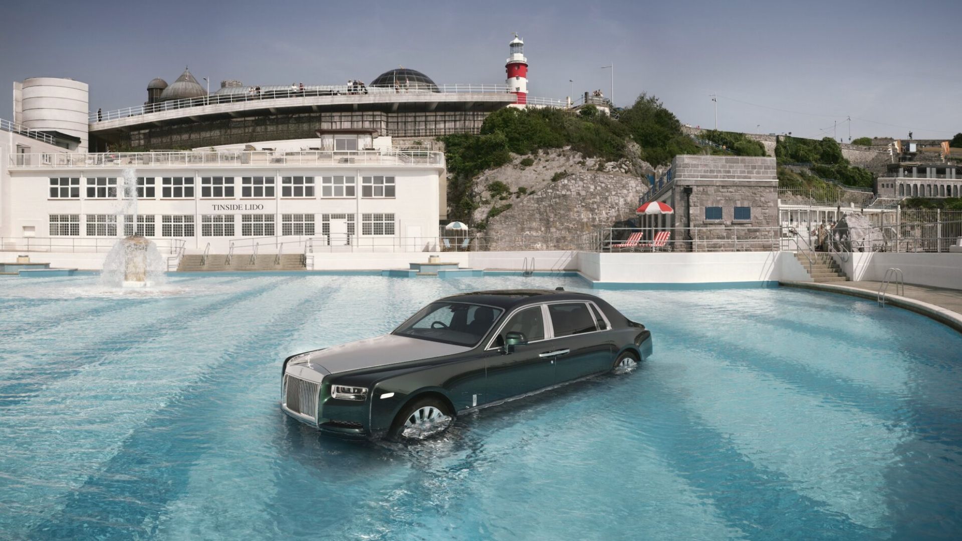 A Rolls-Royce mergulhou um Phantom EWB de £500 mil na Tinside Lido