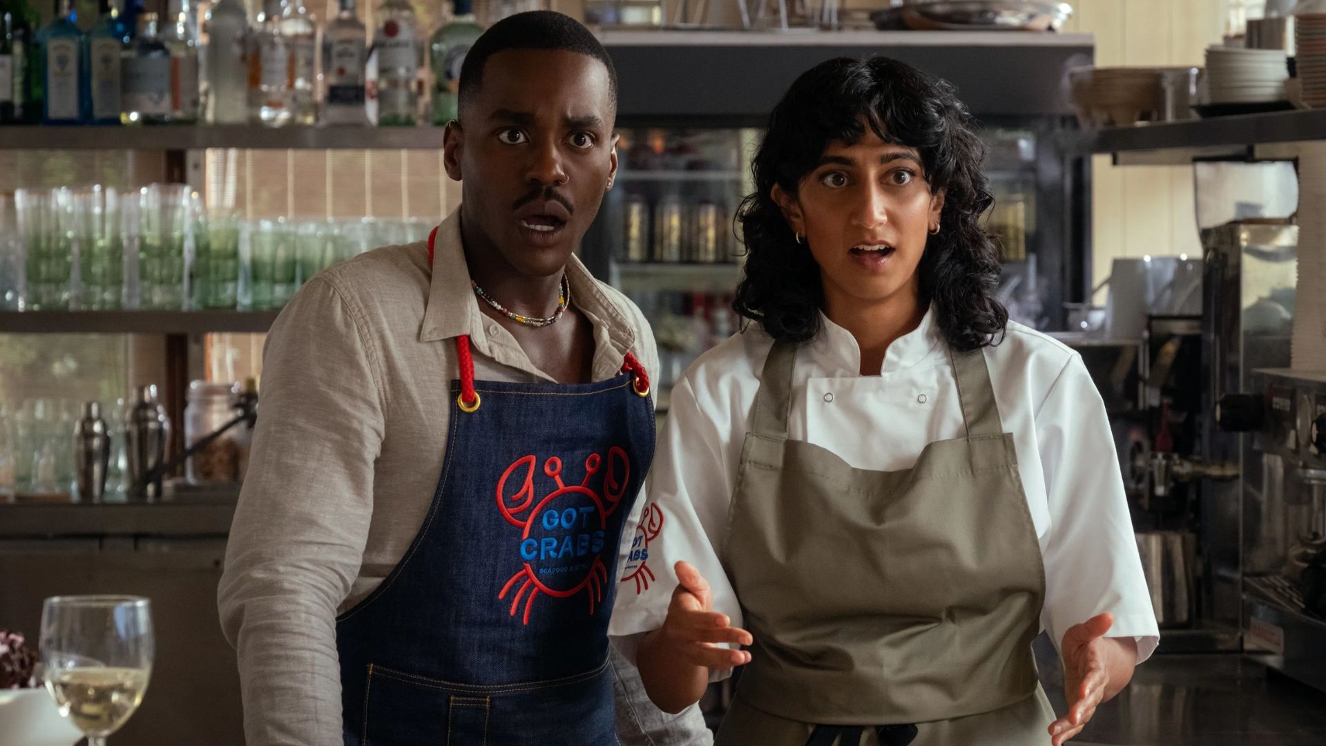 Ncuti Gatwa e Sunita Mani revelam que 'as risadas fluíam' nas gravações de 'Os Roses: Até Que A Morte os Separe'