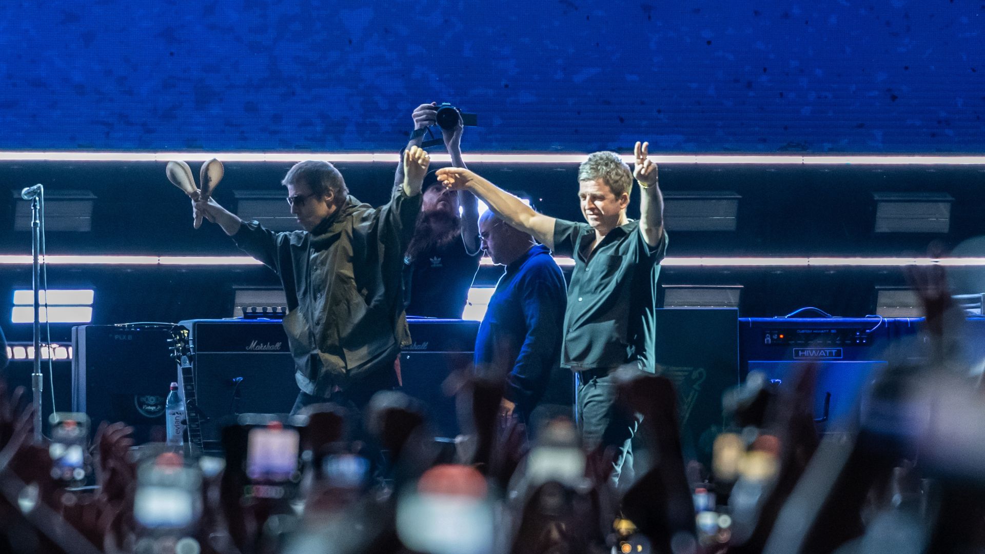 Liam e Noel Gallagher durante show do Oasis no Soldier Field, em Chicago, no dia 28 de agosto de 2025