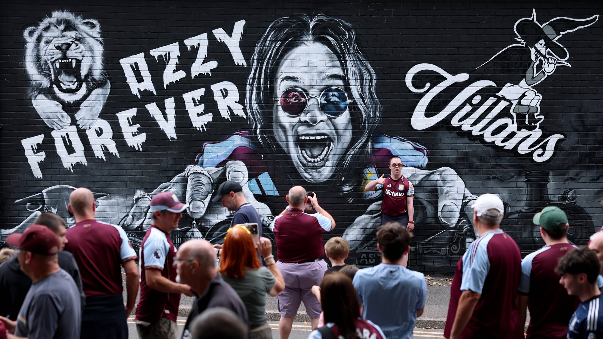 Ozzy Osbourne homenageado pelo Aston Villa - Foto: Dan Istitene / Getty Images