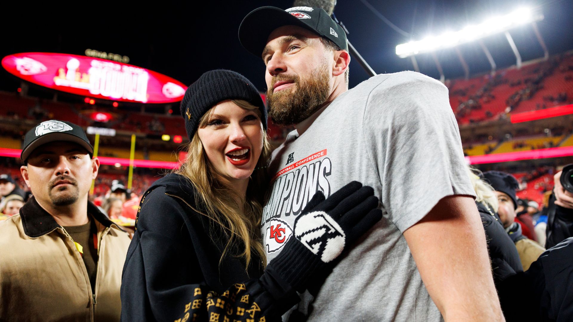 Taylor Swift e Travis Kelce comemorando o AFC Championship