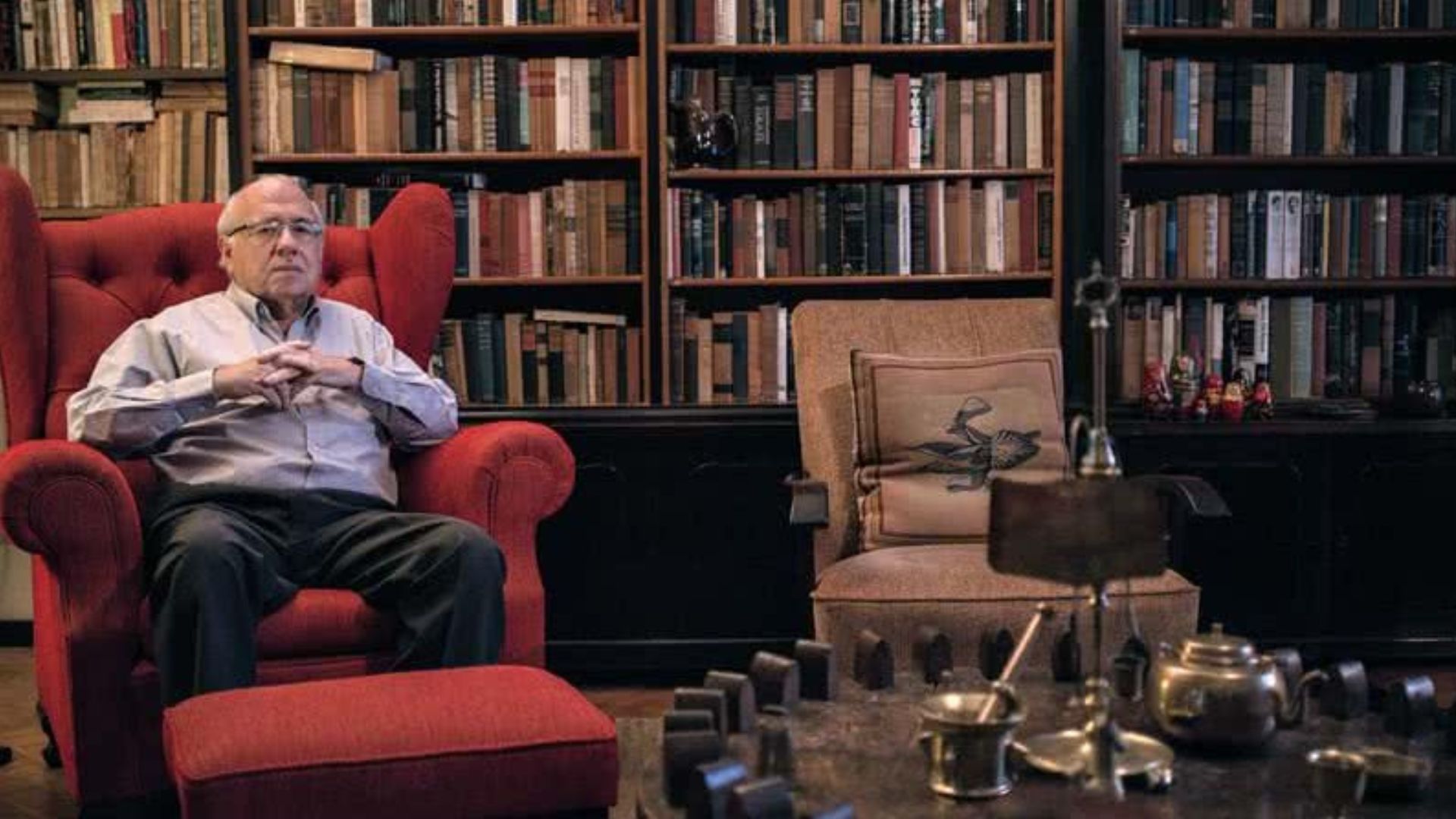 Veríssimo na sala estar de sua residência, no bairro Petrópolis, em Porto Alegre